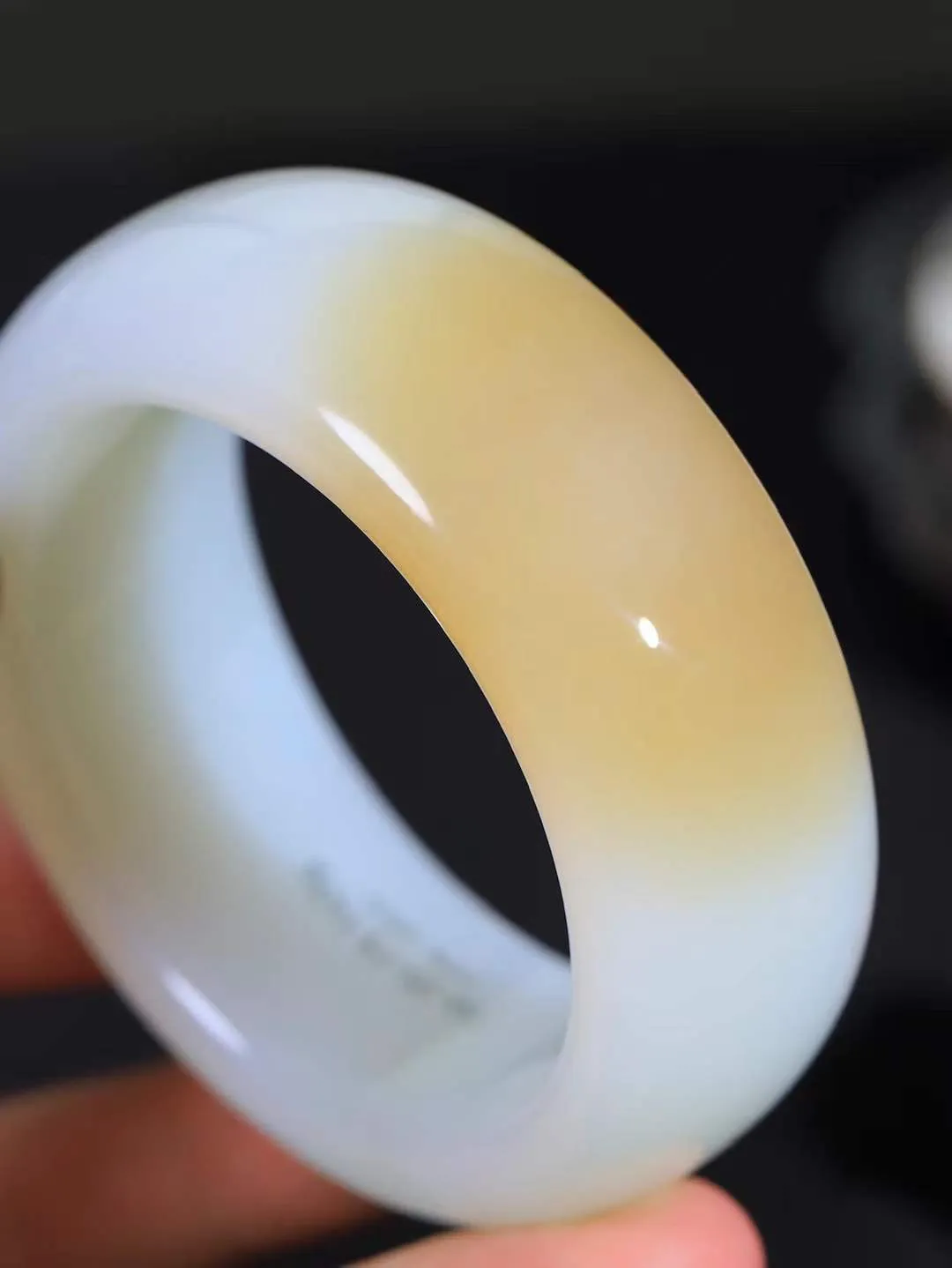 【暖玉生香·手镯】

收藏传家级臻品️️和田玉糖白玉手镯，质地油润细腻，色泽高贵典雅，镯型古朴典雅。在诗情画意的雨巷相遇，你是我腕间的一抹风情，有你眸有深情，清风荡漾湖间静水，我愿俯身低眉，在烟波涟漪处，寻你深情倩影。内径56mm 尺寸25.5-10.8mm 重144.2克451101032A