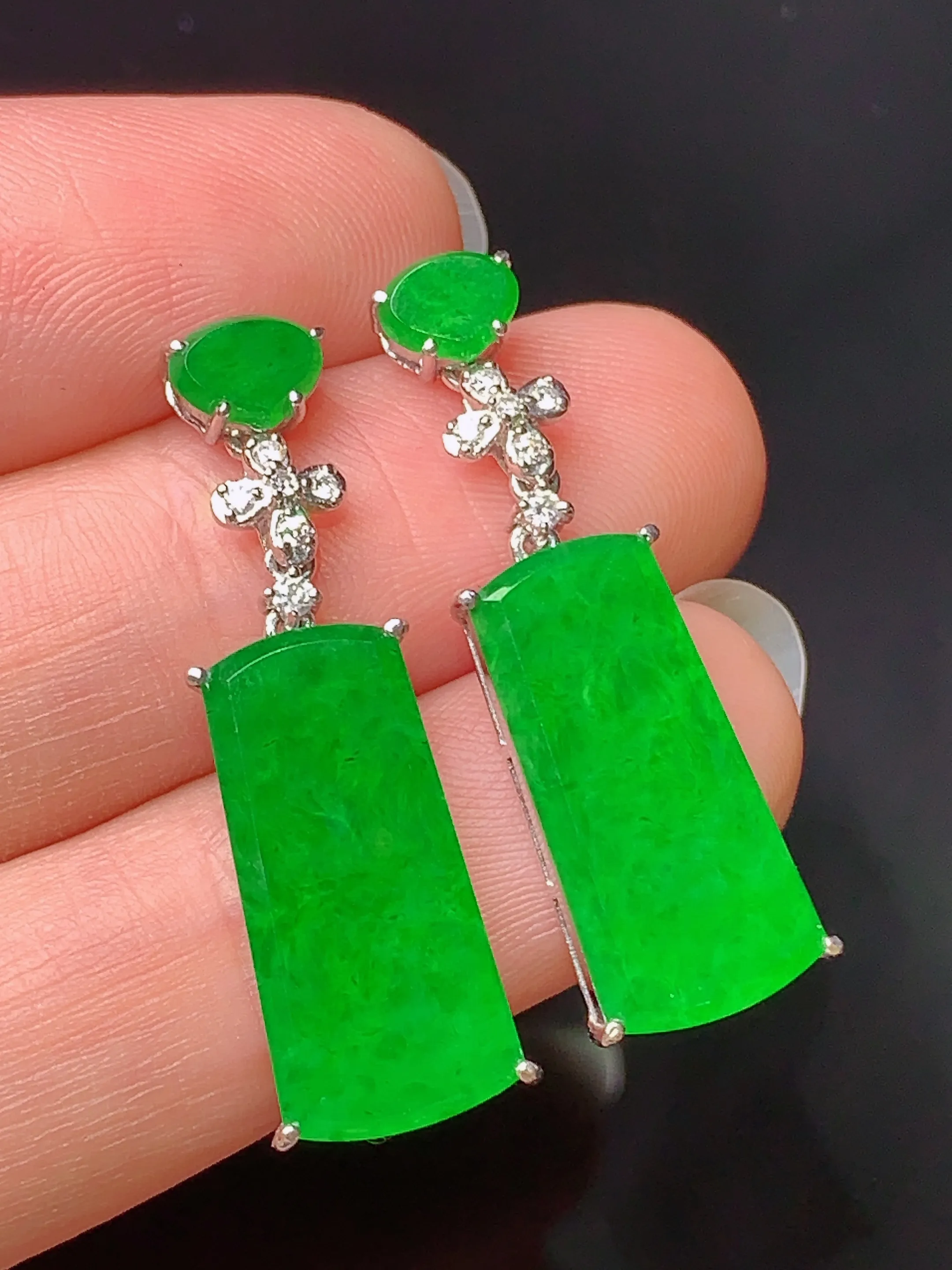 18k金钻镶嵌翠绿无事牌耳坠 玉质细腻 色泽清新艳丽 整体尺寸30.3*8*3.6