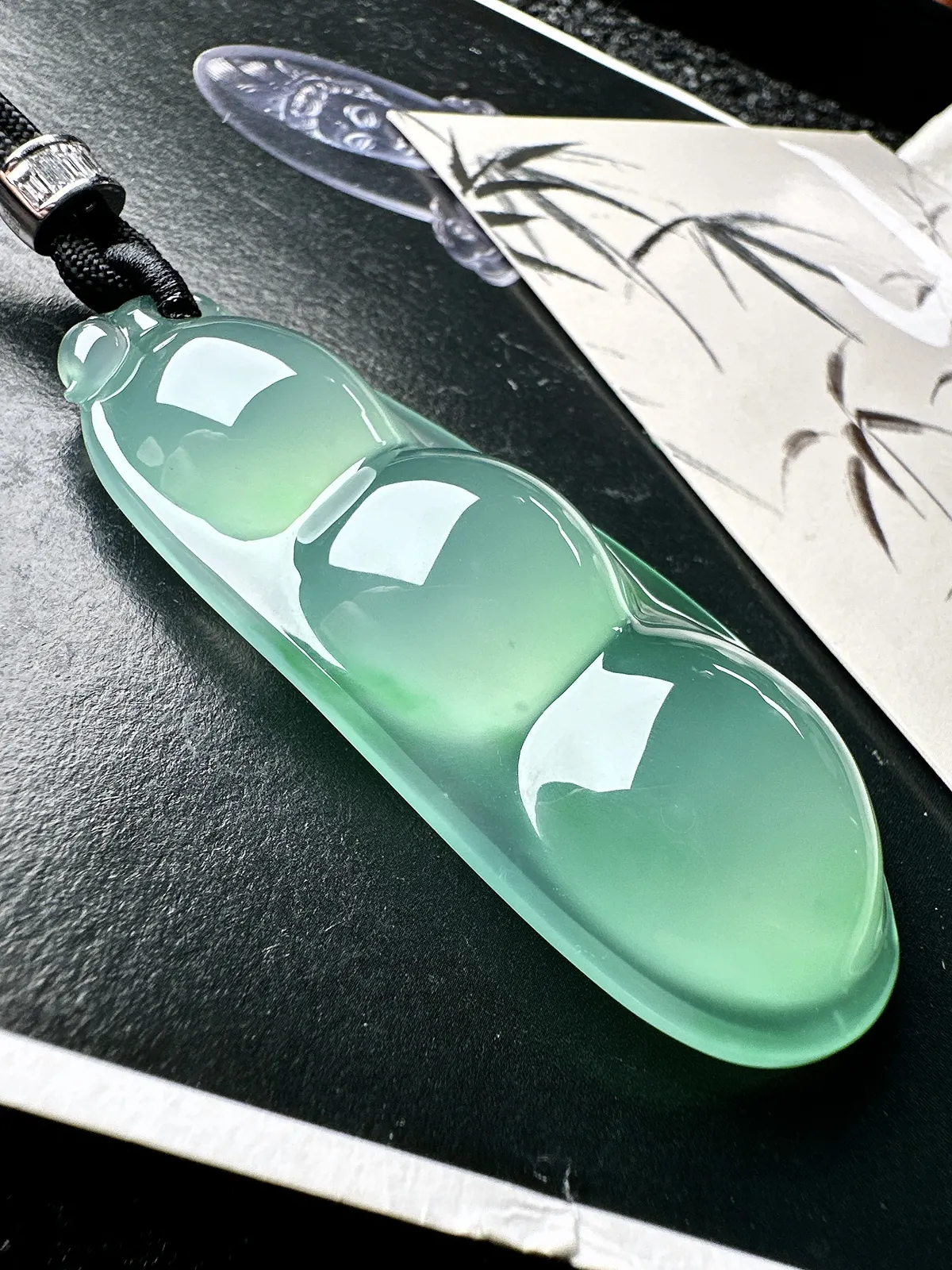 【冰种巨无霸福豆吊坠】飘一抹绿，起钢光，种地上乘，冰感十足，通透起光，饱满圆润，收藏品质