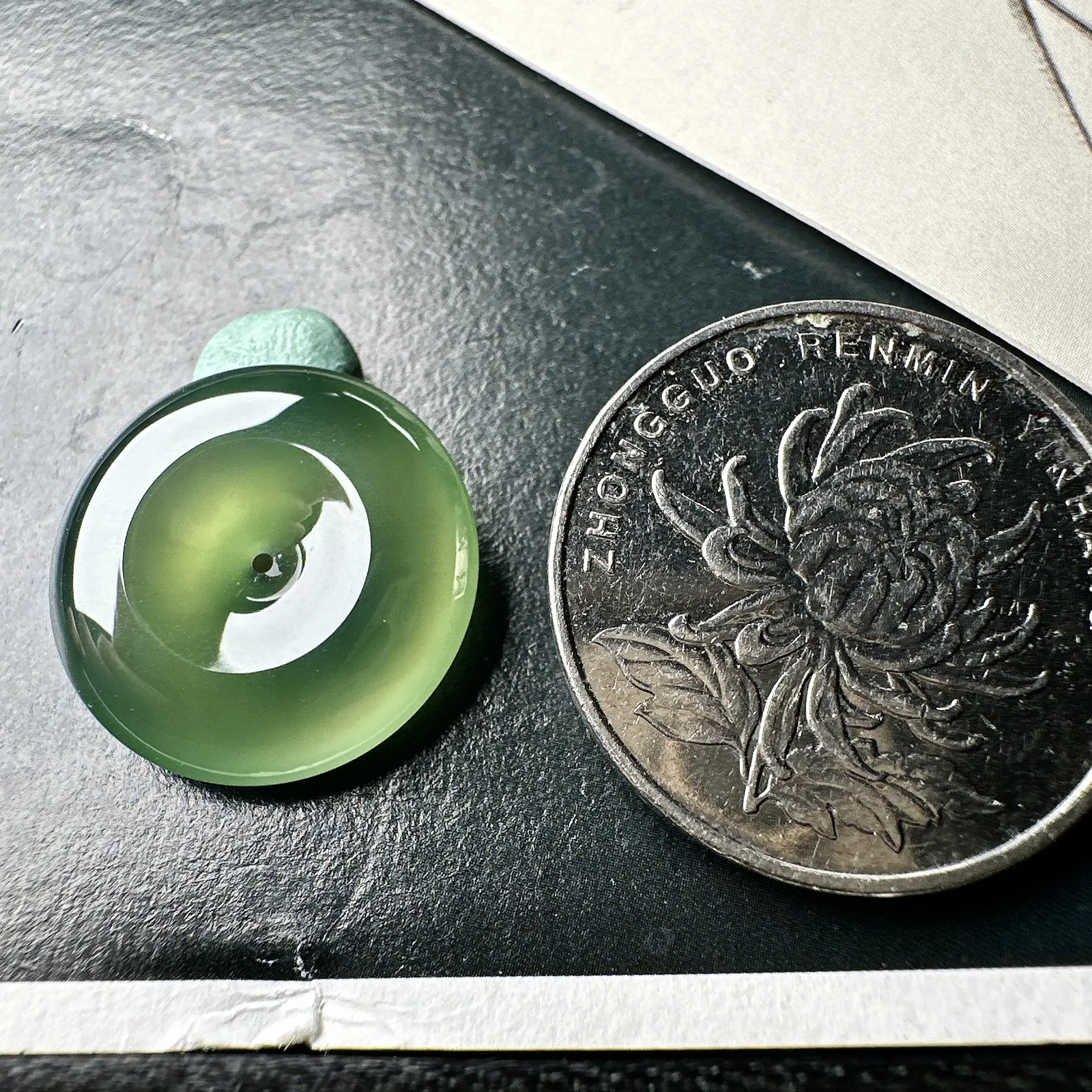 【冰种橄榄绿平安扣】质地细腻，品质很好，冰感十足，胶感明显，收藏品质。