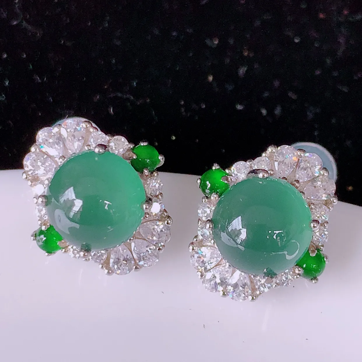 冰透满绿翡翠925银镶嵌耳钉，自然光实拍，翠色灵动，颜色漂亮，种老水足，品相佳，佩戴佳品！#97.10整体19.5*13*15裸石8.2*8.2