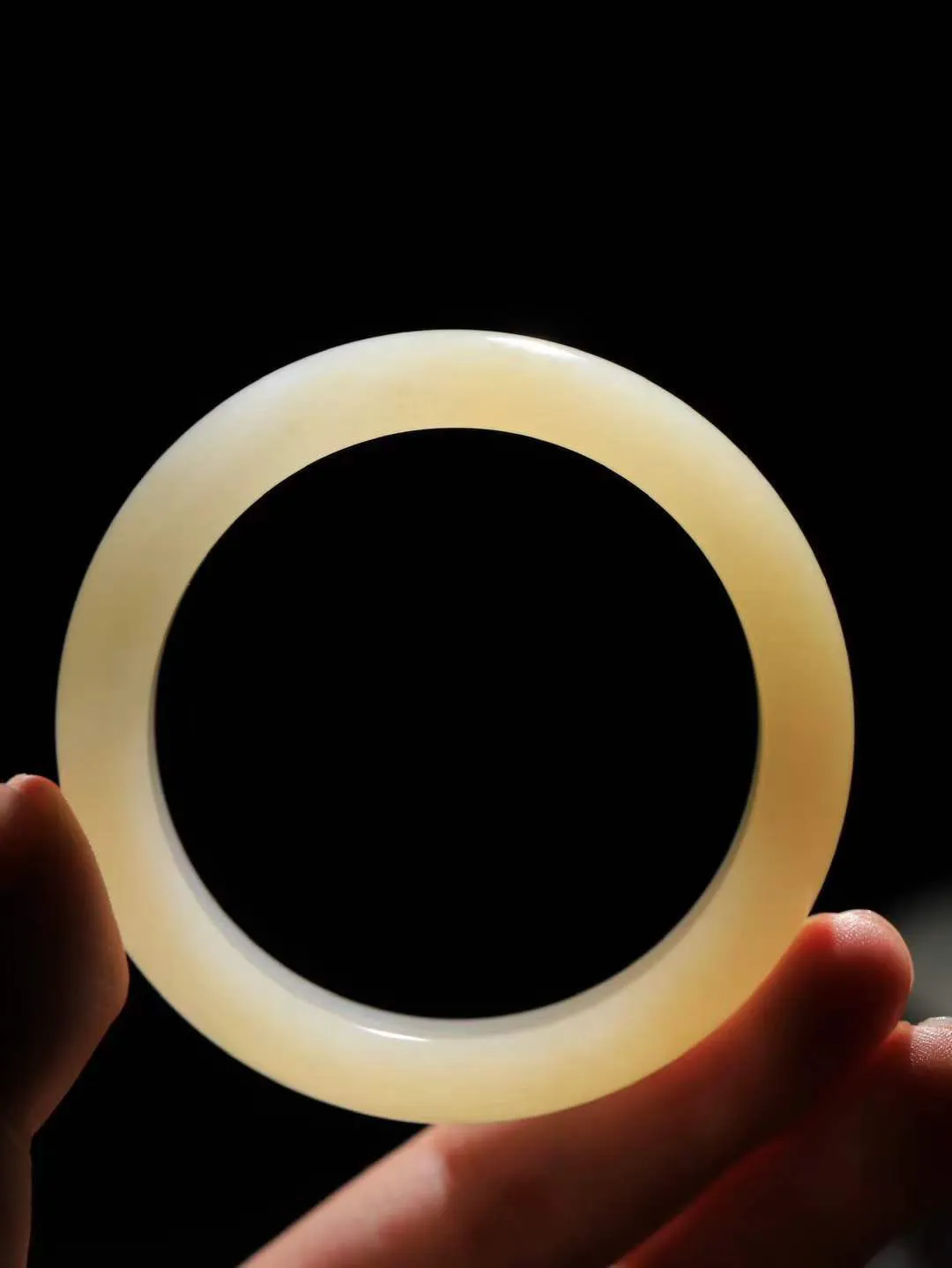 （一见钟情.手镯）

精品️和田玉糖白玉手镯，玉质温和莹润，精光内蕴，手感舒适。整器简约，打磨光洁，让人爱不释手，料美艺精，萦绕于手，尽显高贵之姿。重49.5克 内径52.5mm尺寸12.6-8.3mm   FDA-101101073