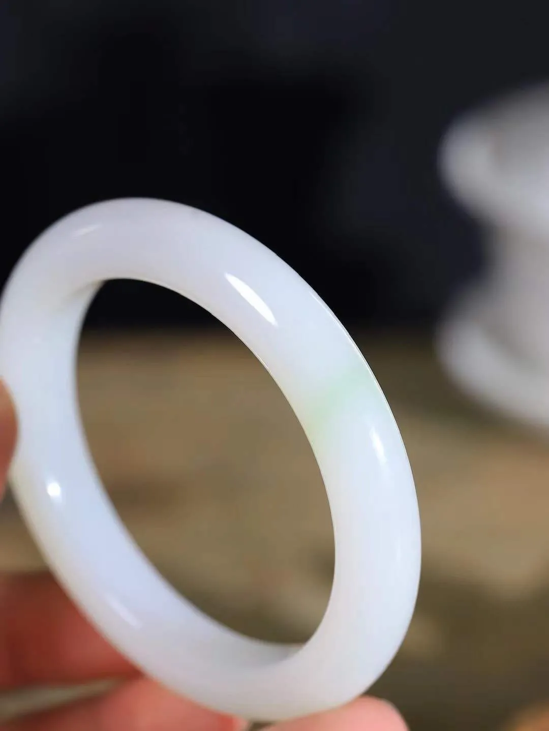 （柔情似水.手镯）

收藏级臻品和田玉白玉飘翠手镯，玉质温润细腻，镯型饱满圆润，优雅知性，姽婳于幽静兮，又婆娑乎人间，经典款型，古朴典雅。极具灵性，腕间风情，风姿卓越。 
重53克   尺寸55.5-11.2-9.7mm    FDL-361101026