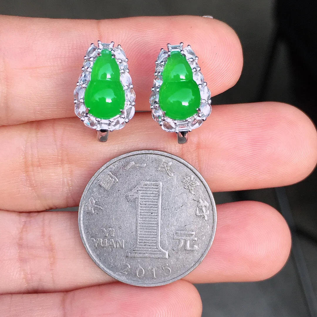 阳绿葫芦耳钉，色泽均匀艳丽，玉质细腻，荧光感超
强，饱满圆润，尽显优雅气质，18k
金豪华镶嵌