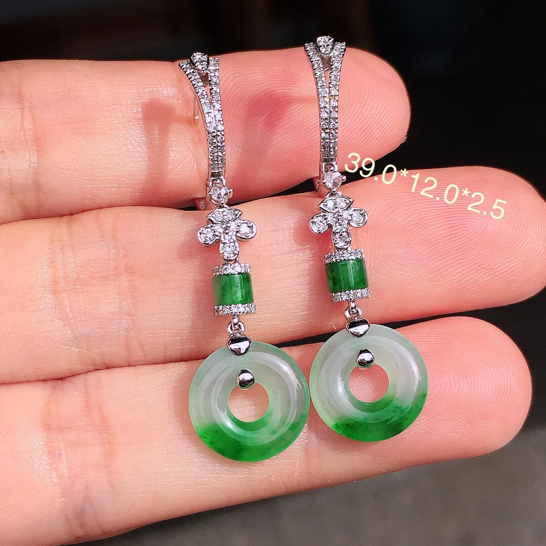 飘绿平安扣耳坠，色泽艳丽，玉质细腻，荧光感超
强，饱满圆润，尽显优雅气质，18k
金豪华镶嵌