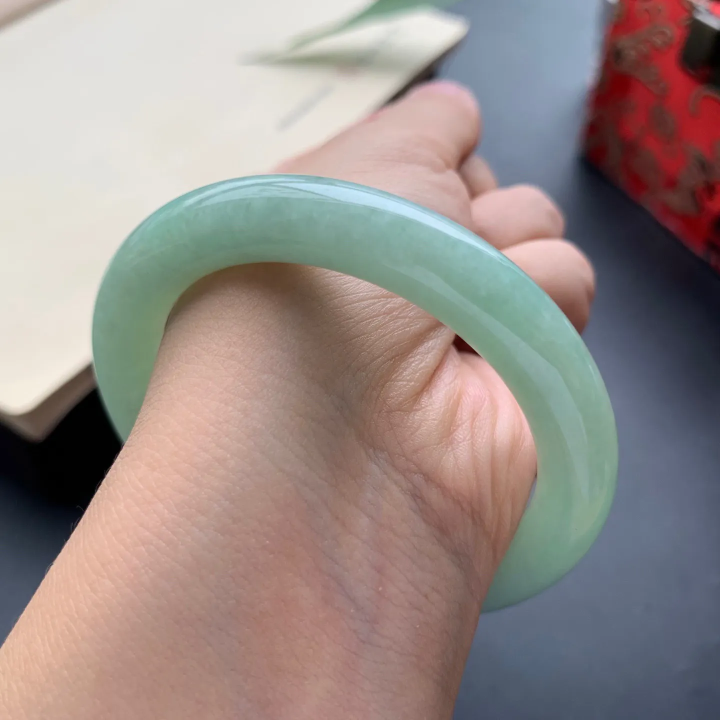 53圈口满色圆条手镯 尺寸：53-9.3-9，无纹裂，细腻光滑，色泽均匀