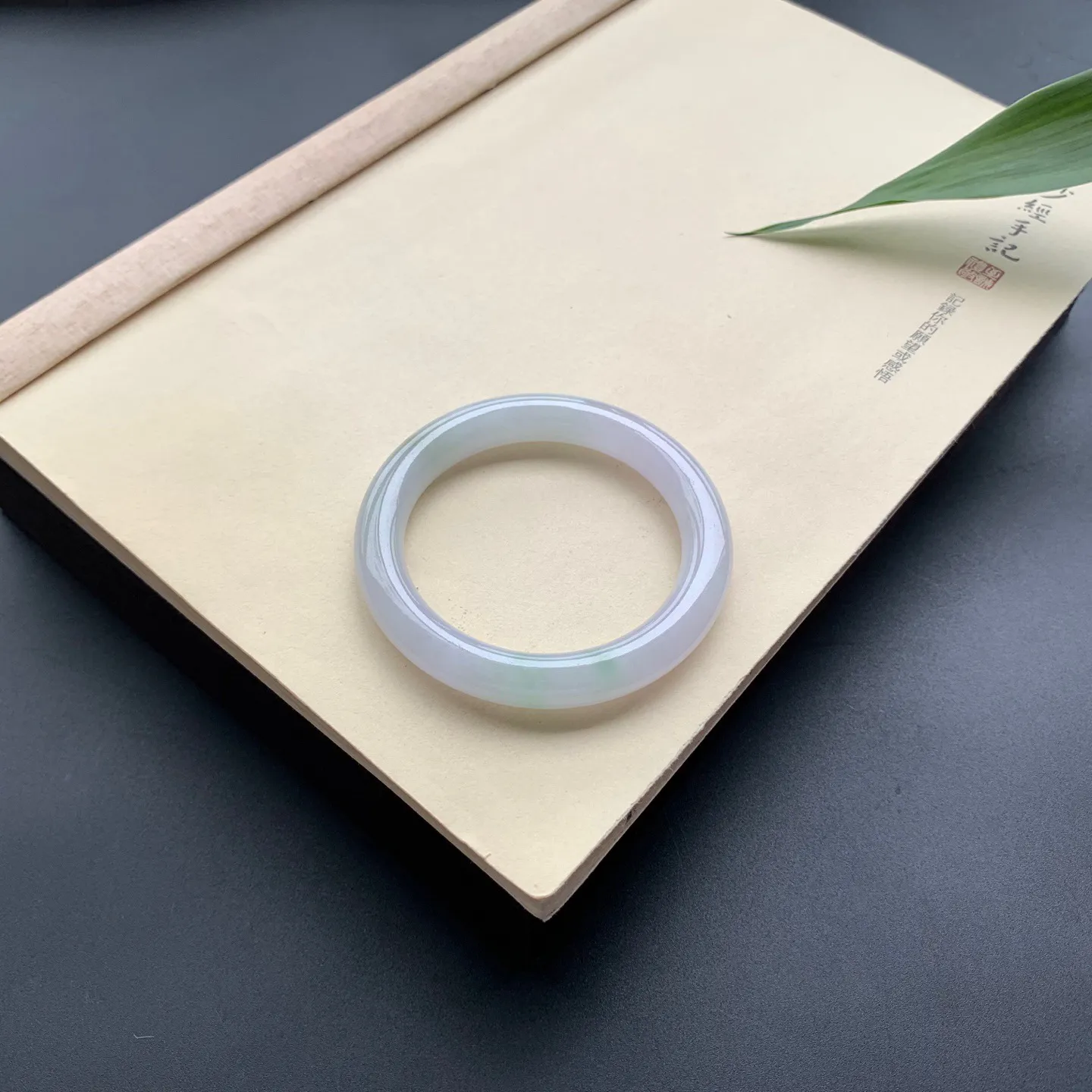 53.8圈口飘绿圆条手镯 尺寸：53.8-9.6，无纹裂，细腻光滑，条形饱满