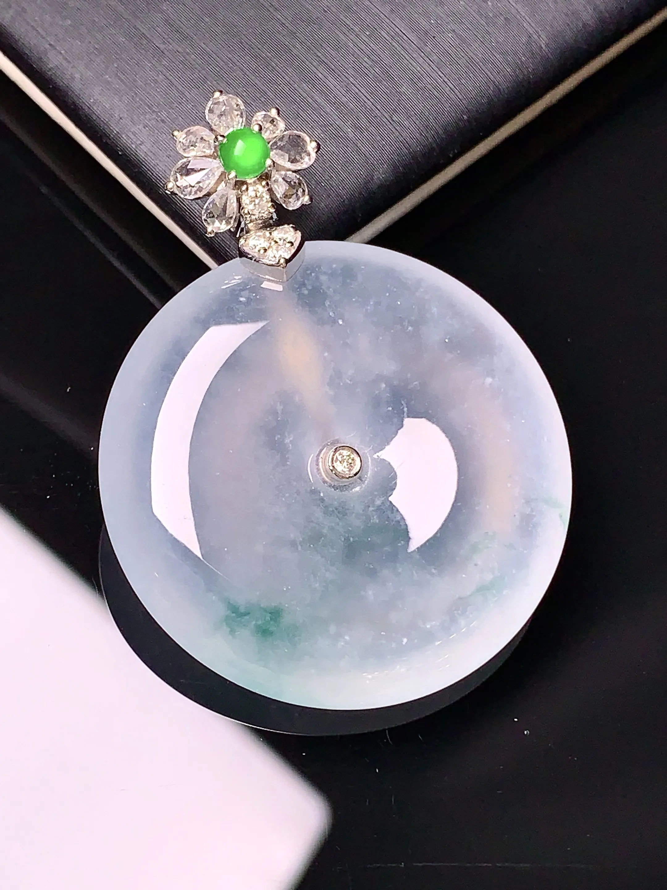 18k金钻镶嵌冰种平安扣吊坠 玉质细腻 色泽清新艳丽 整体尺寸38.8*29*6.3