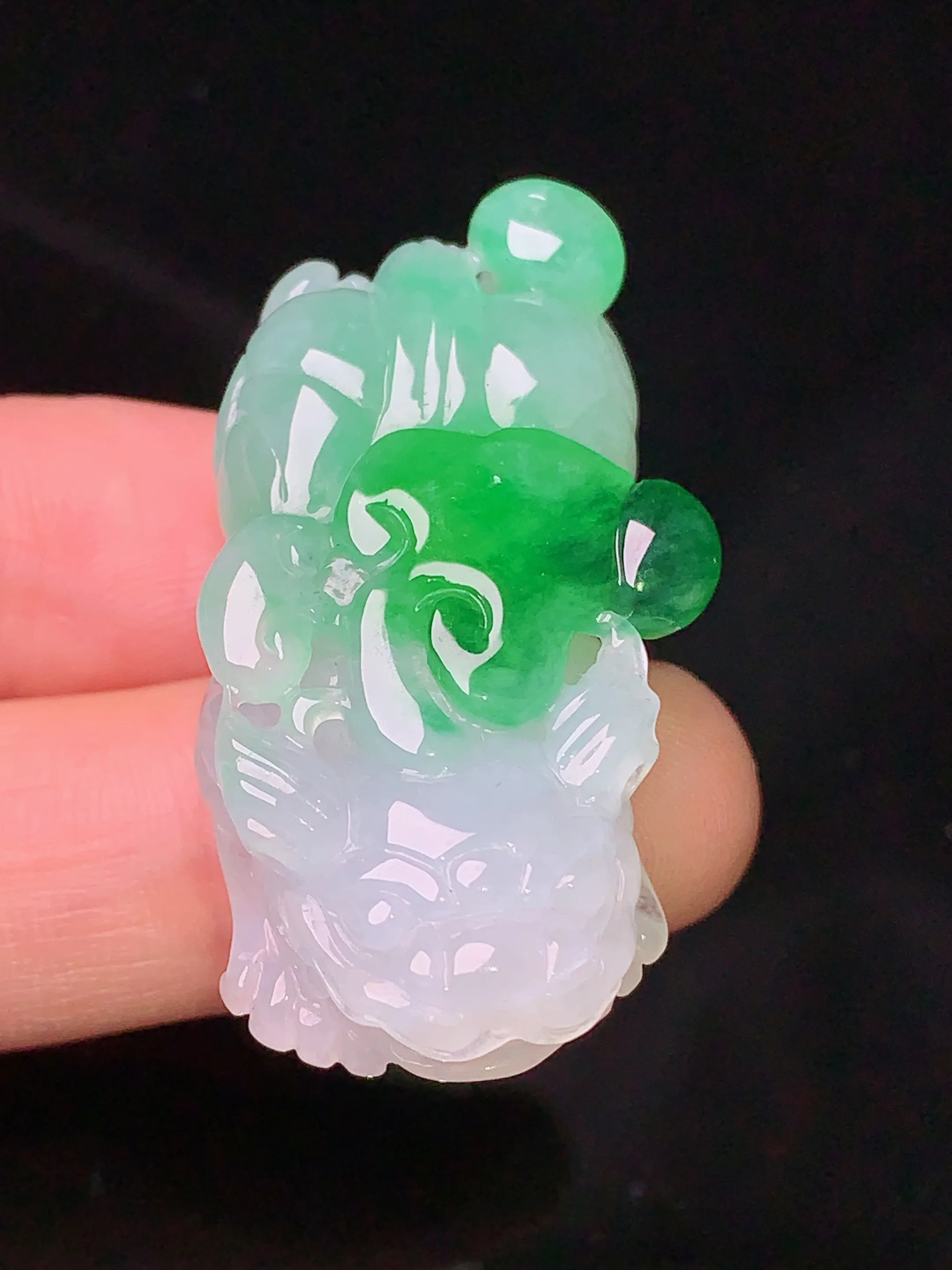 飘绿貔貅吊坠 玉质细腻 色泽清新艳丽 整体尺寸40.8*21.8*11.6