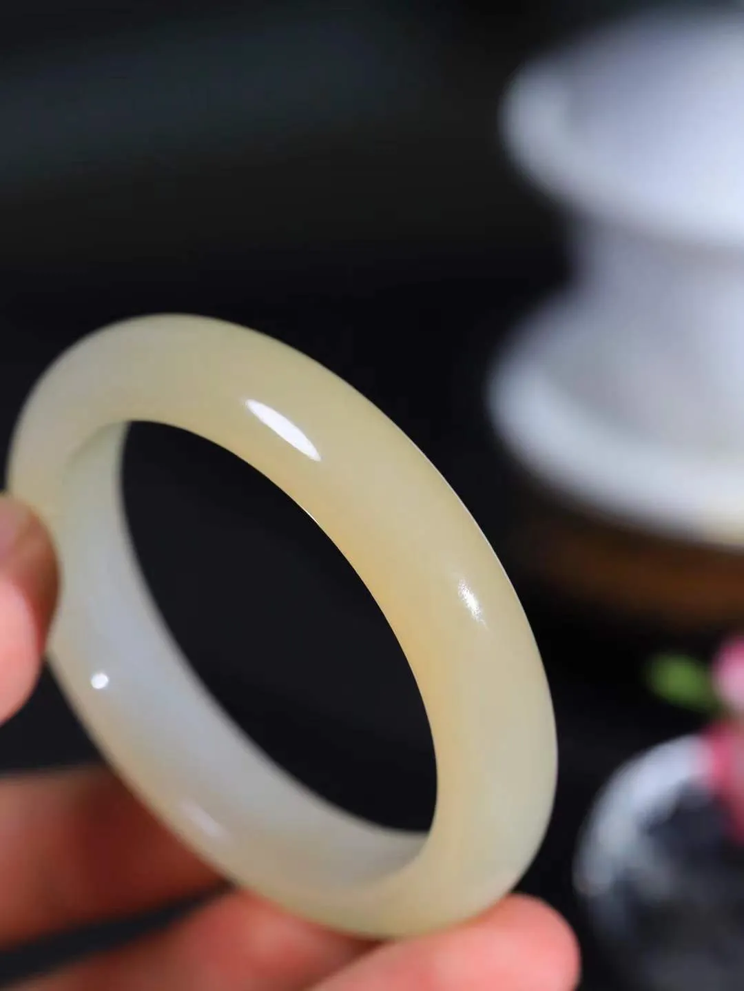 （一见钟情.手镯）

精品️和田玉糖白玉手镯，玉质温和莹润，精光内蕴，手感舒适。整器简约，打磨光洁，让人爱不释手，料美艺精，萦绕于手，尽显高贵之姿。重49.5克 内径52.5mm尺寸12.6-8.3mm   FDA-101101073