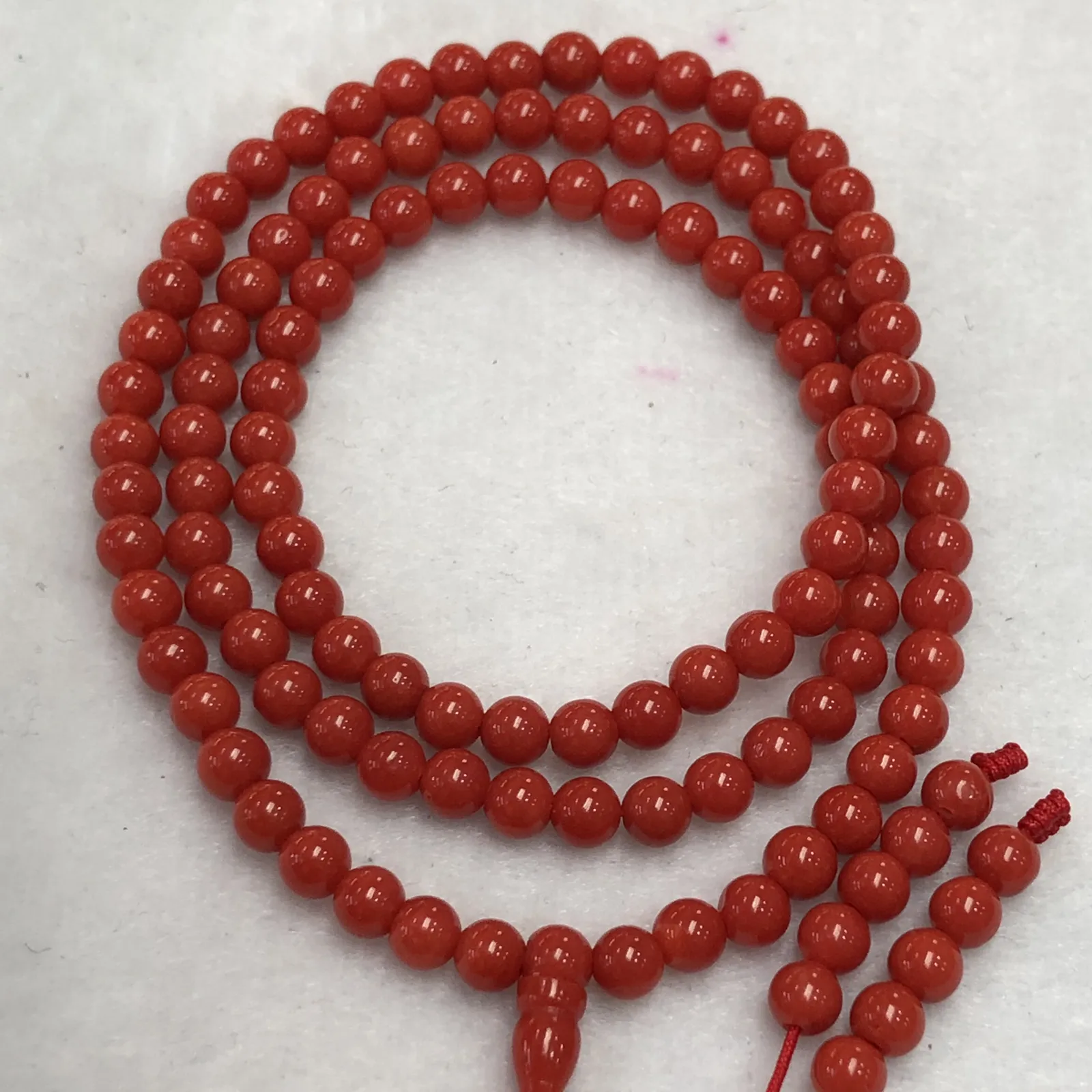 【天然4.5mm圆珠红珊瑚108佛珠串】牛血红色，颜色和品质都是喜人的，产自西班牙海域科西嘉岛，来自