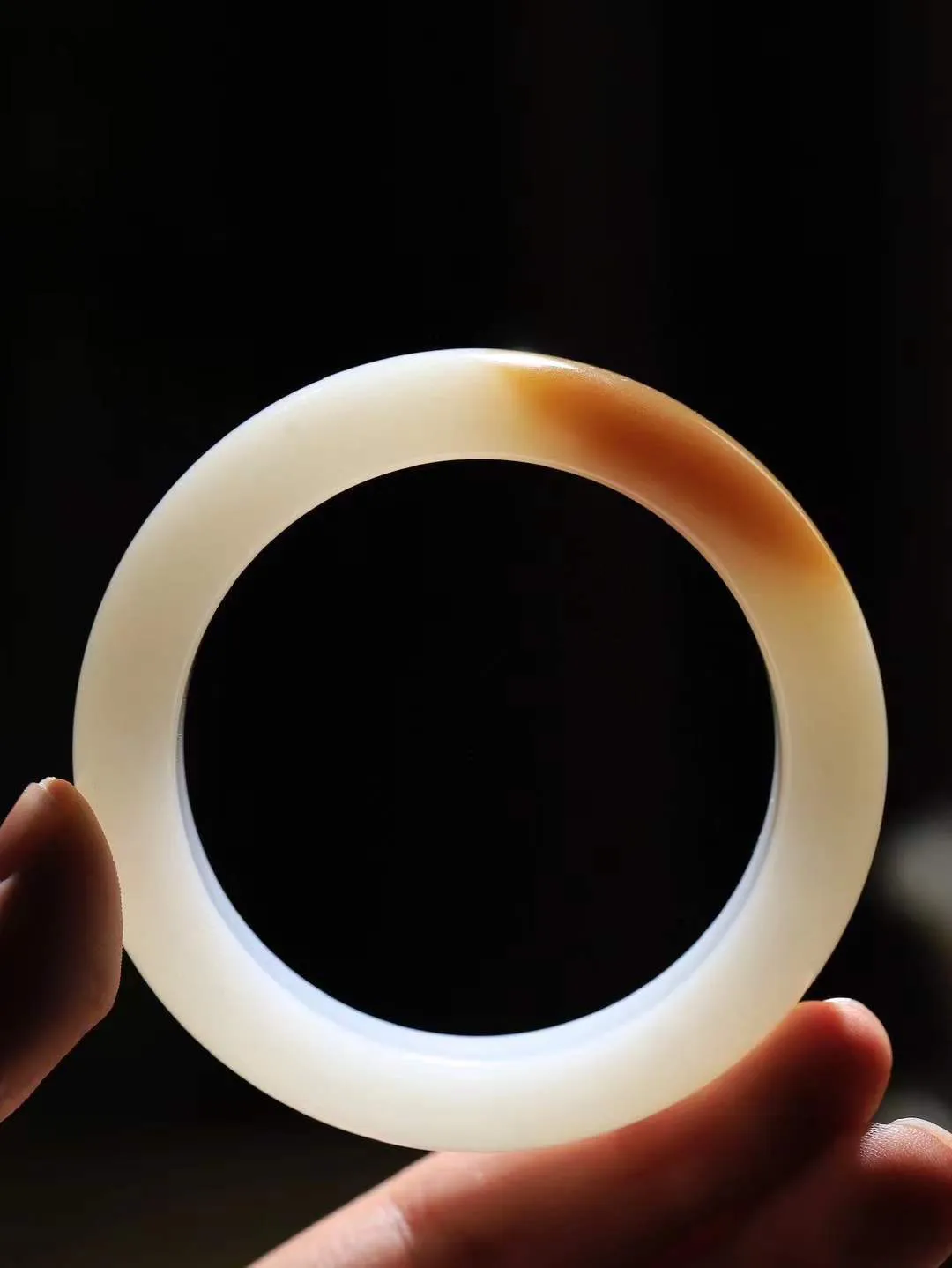 （一见钟情.手镯）

收藏级臻品️和田玉糖白玉手镯，玉质温和莹润，精光内蕴，手感舒适。整器简约，打磨光洁，让人爱不释手，料美艺精，萦绕于手，尽显高贵之姿。重73克 内径54.5mm尺寸15.5-9.7mm   FDA-101101073