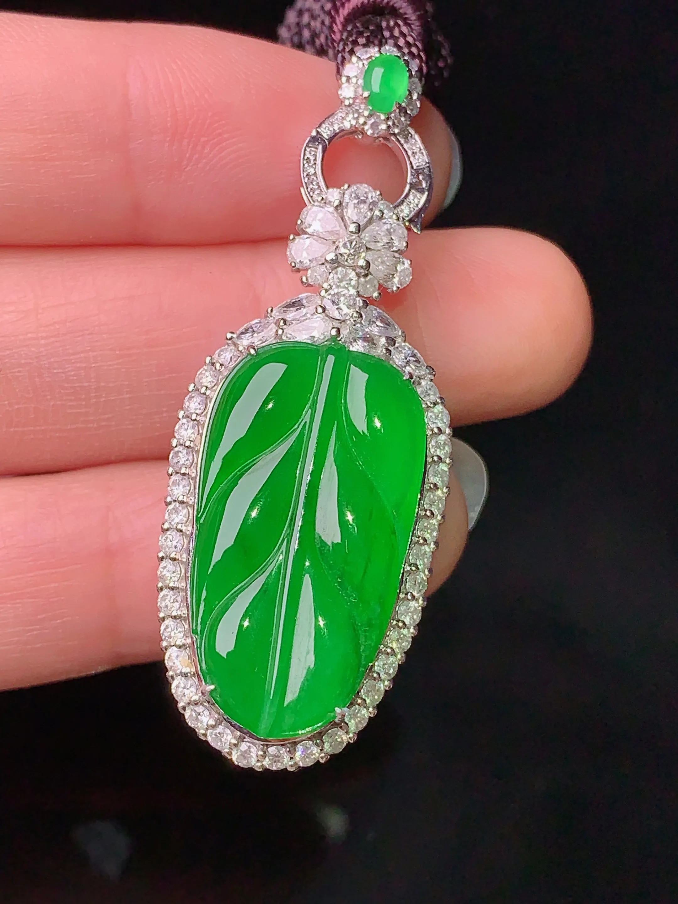 18k金钻镶嵌满绿树叶吊坠 玉质细腻 色泽清新艳丽 整体尺寸37.2*17.8*10