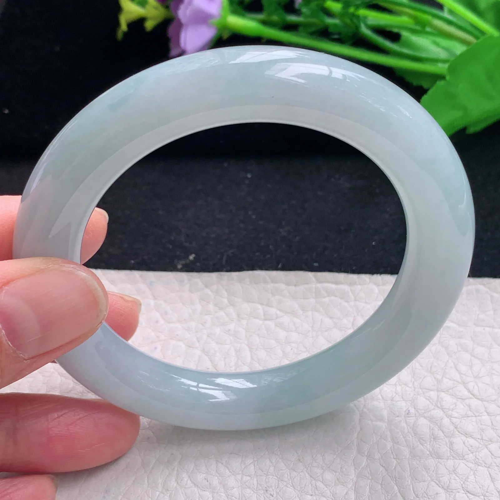 r自然光57*11美人镯 缅甸翡翠a货冰晴绿圆条玉手镯 玉手环