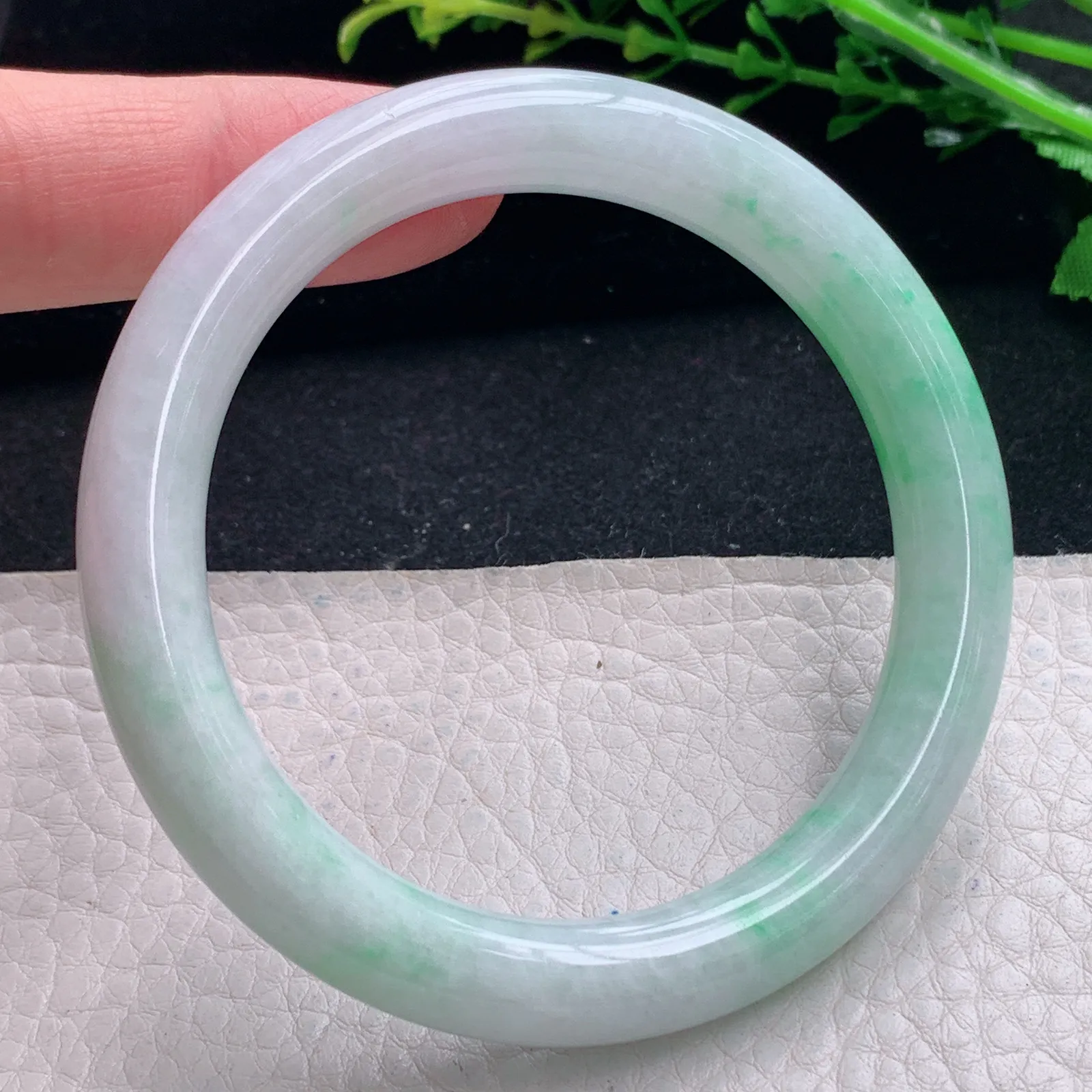 z自然光55*9.2*8.8美人镯 缅甸翡翠a货飘绿圆条玉手镯 玉手环