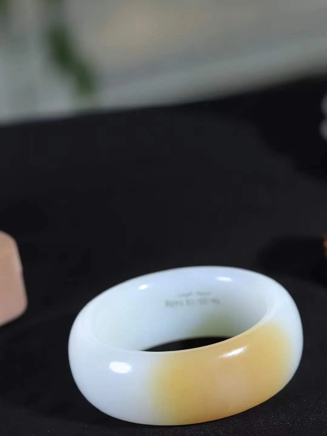 【暖玉生香·手镯】

收藏传家级臻品️️和田玉糖白玉手镯，质地油润细腻，色泽高贵典雅，镯型古朴典雅