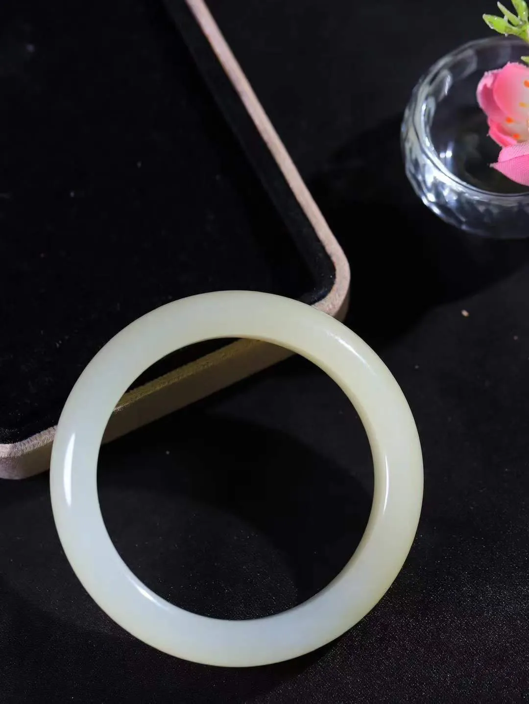 [温润如玉.手镯]

精品和田玉蜂蜜水手镯。玉质温润细腻 油性十足 手感舒适，高华雅逸，线条流畅，简约大气，美自天成，素雅高贵。佩戴于腕间，婉约之美，举手投足间透出那份低调奢华。重46.7克 内径50.5mm尺寸12.5-8.3mm FDA-121101000