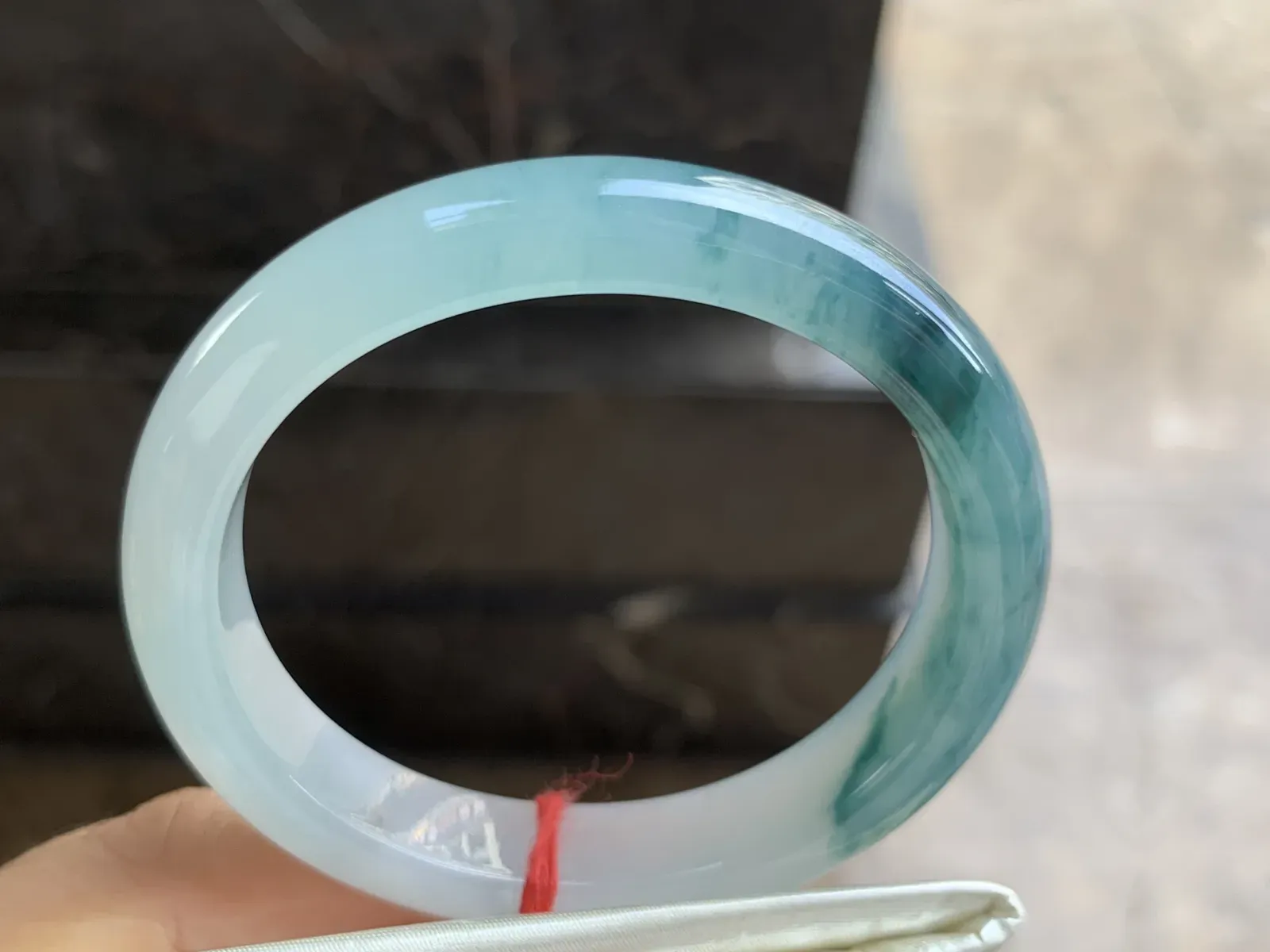 53-11.5-8mm
冰种飘花贵妃手镯 水润光泽 正圈51可带