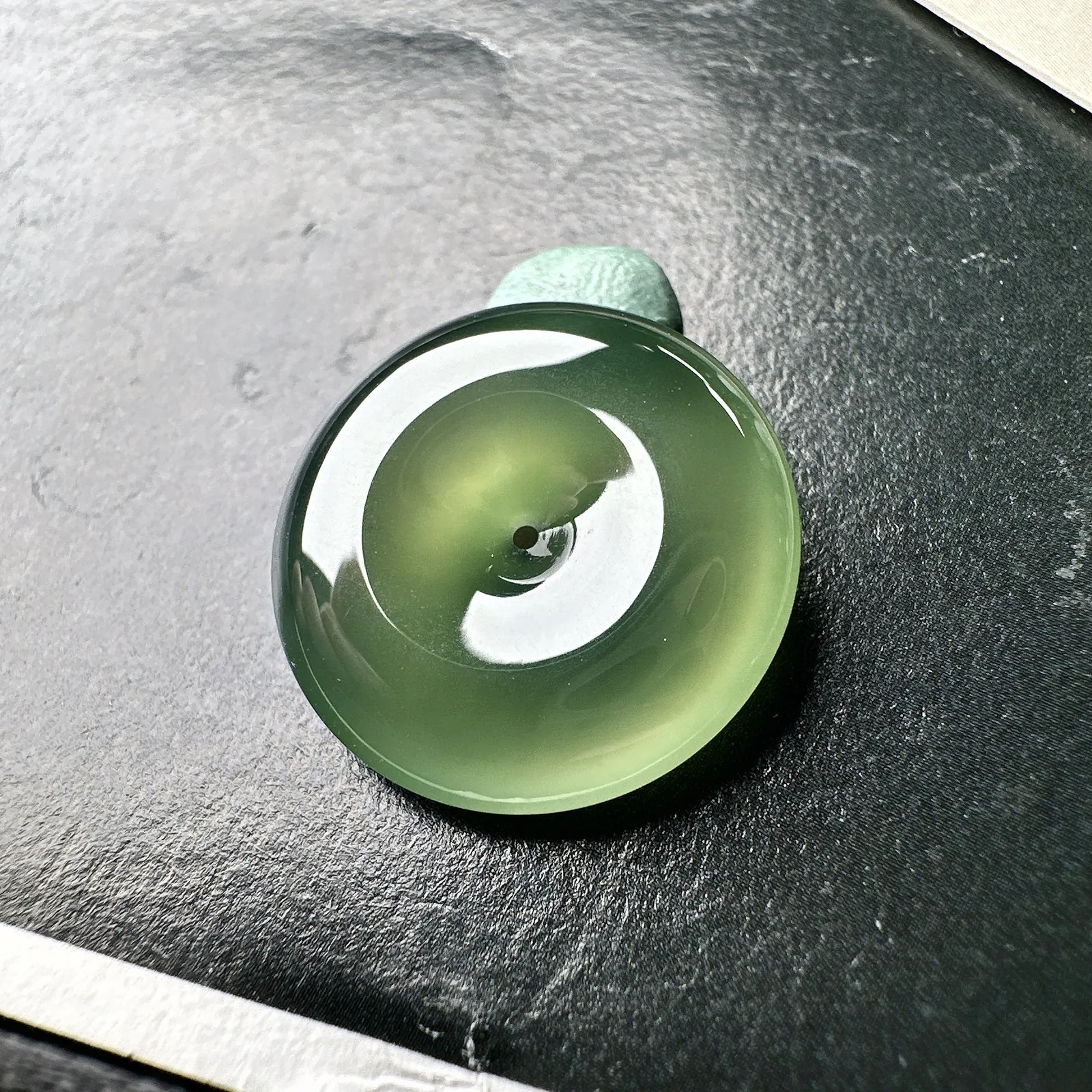 【冰种橄榄绿平安扣】质地细腻，品质很好，冰感十足，胶感明显，收藏品质。