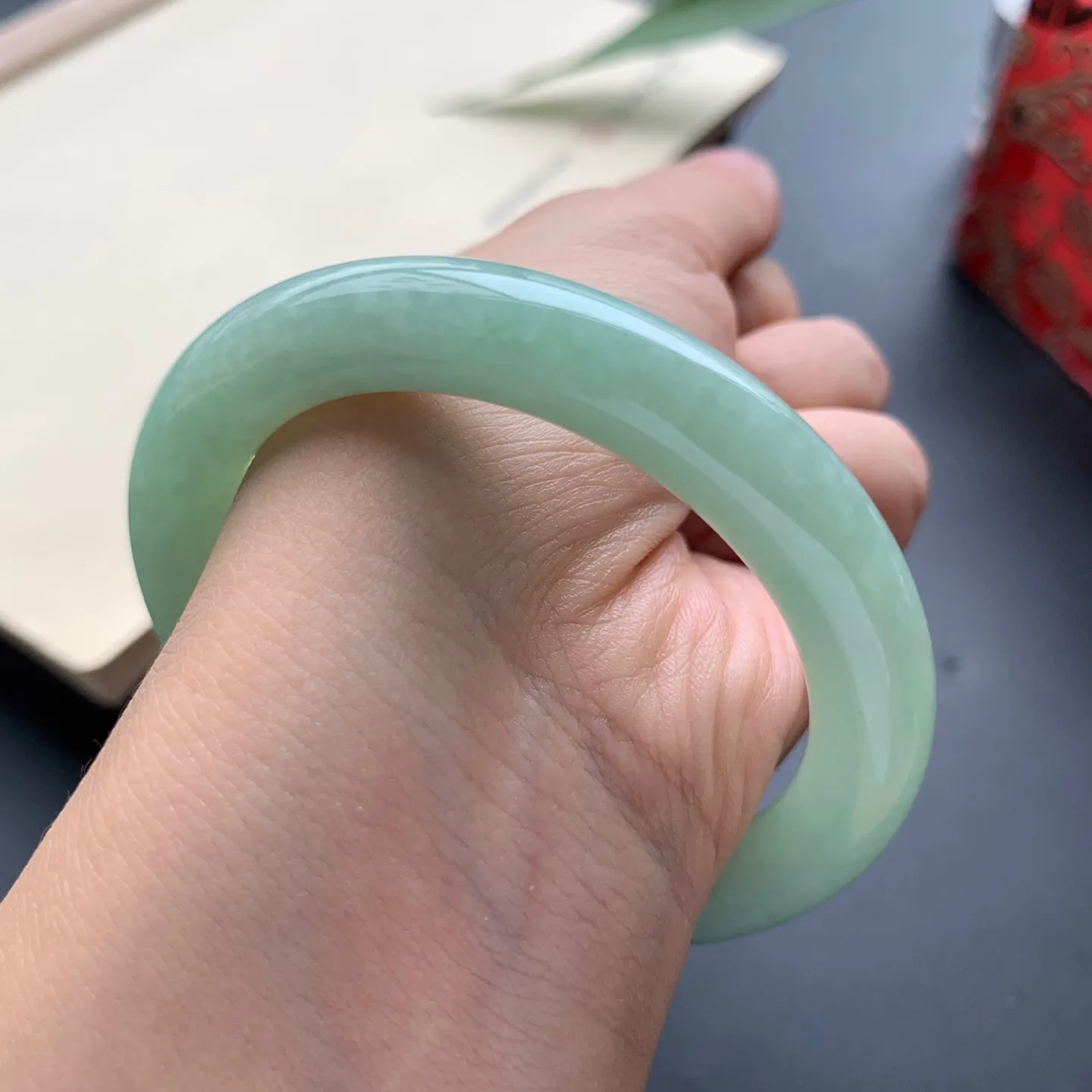 53圈口满色圆条手镯 尺寸：53-9.3-9，无纹裂，细腻光滑，色泽均匀