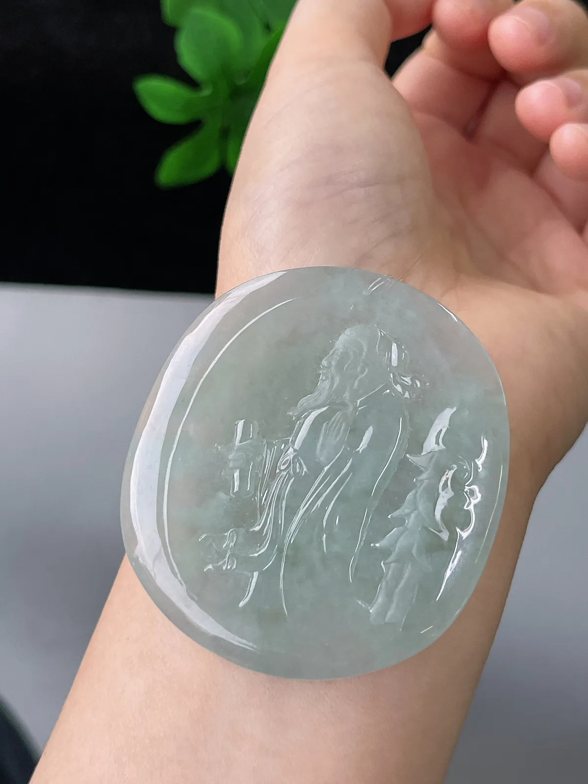 翡翠冰糯种淡绿色吊坠