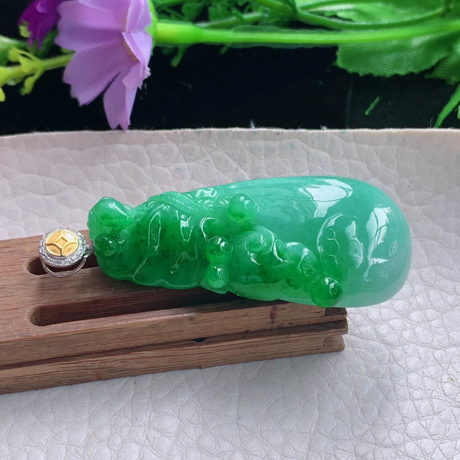 yl实拍58.3*27.3*12缅甸翡翠a货精雕阳绿代代有钱 钱袋玉吊坠 玉挂件