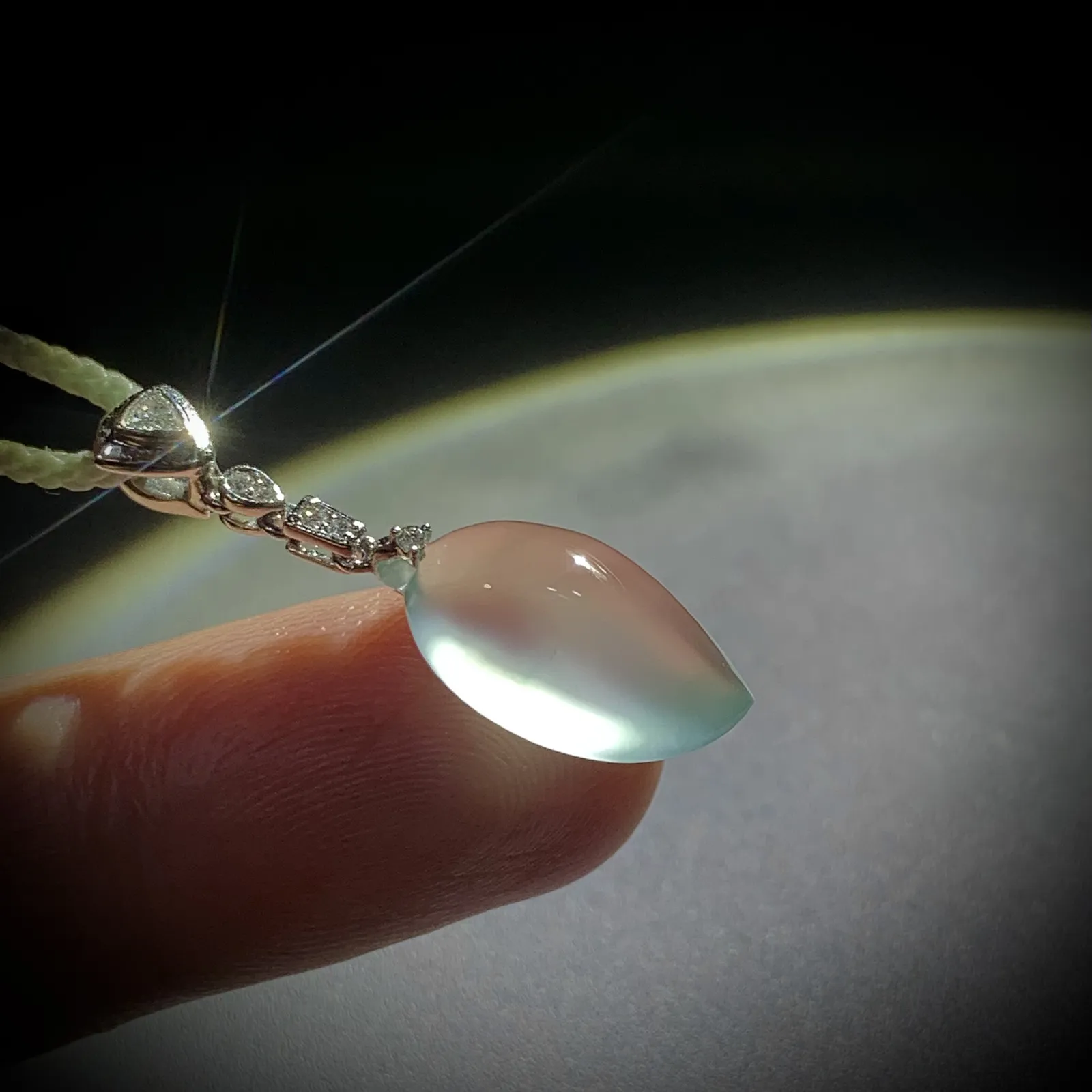 高品质玻璃种福瓜，
29.5-裸石16-9.2-5mm，
18K金，南非钻