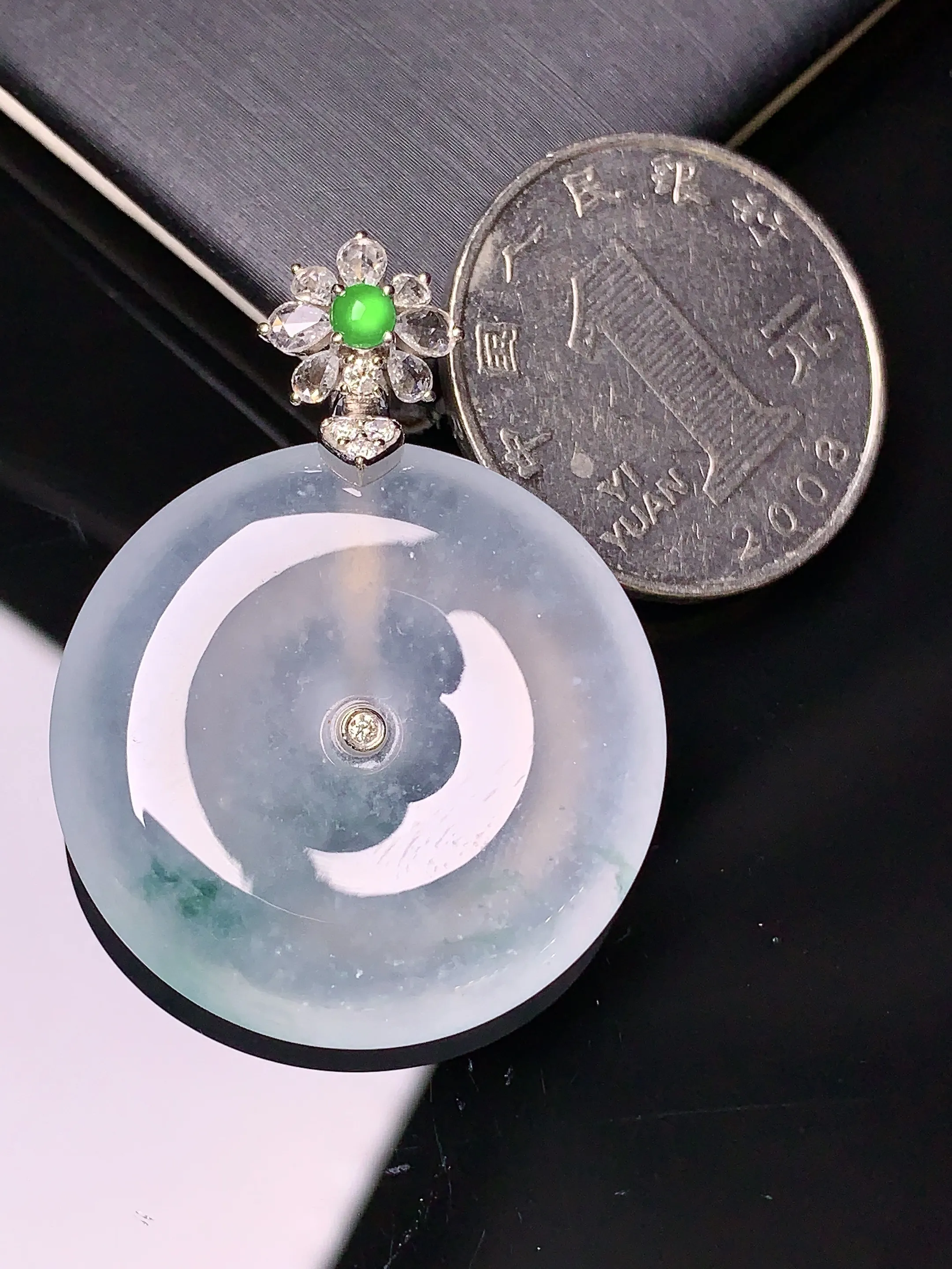 18k金钻镶嵌冰种平安扣吊坠 玉质细腻 色泽清新艳丽 整体尺寸38.8*29*6.3