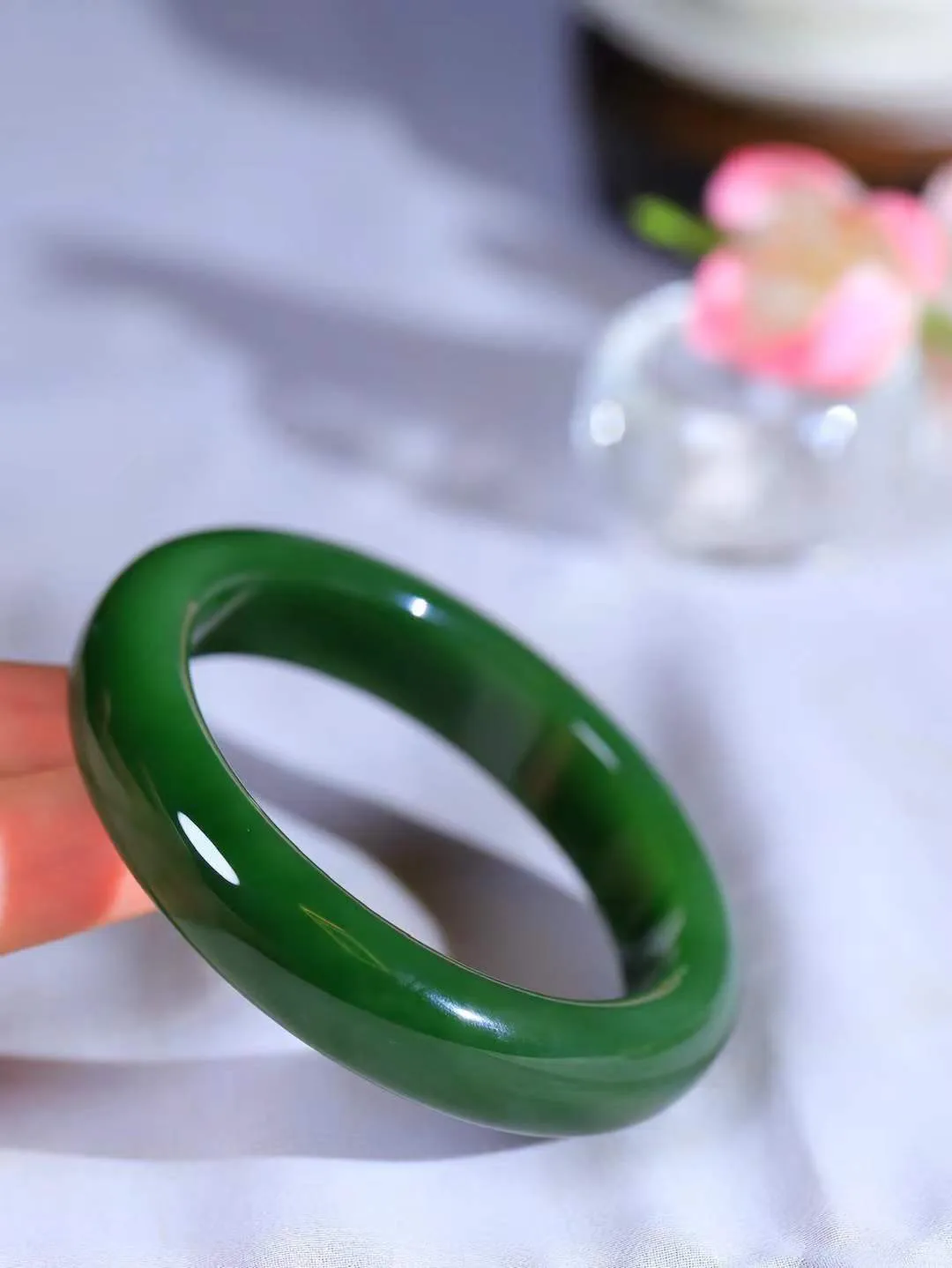 【腕间柔情.手镯】   

收藏传家级臻品️和田玉碧玉手镯 玉质温润细腻 油性十足 古朴秀雅 轻抚岁月的栏杆软香温玉，腕间玉镯轻轻晃动，令人情动心间，撷一缕月末的芬芳，把心思铺陈，时光静美，惟有你最温柔。重65克   尺寸55-13.6-9mm  461101000A