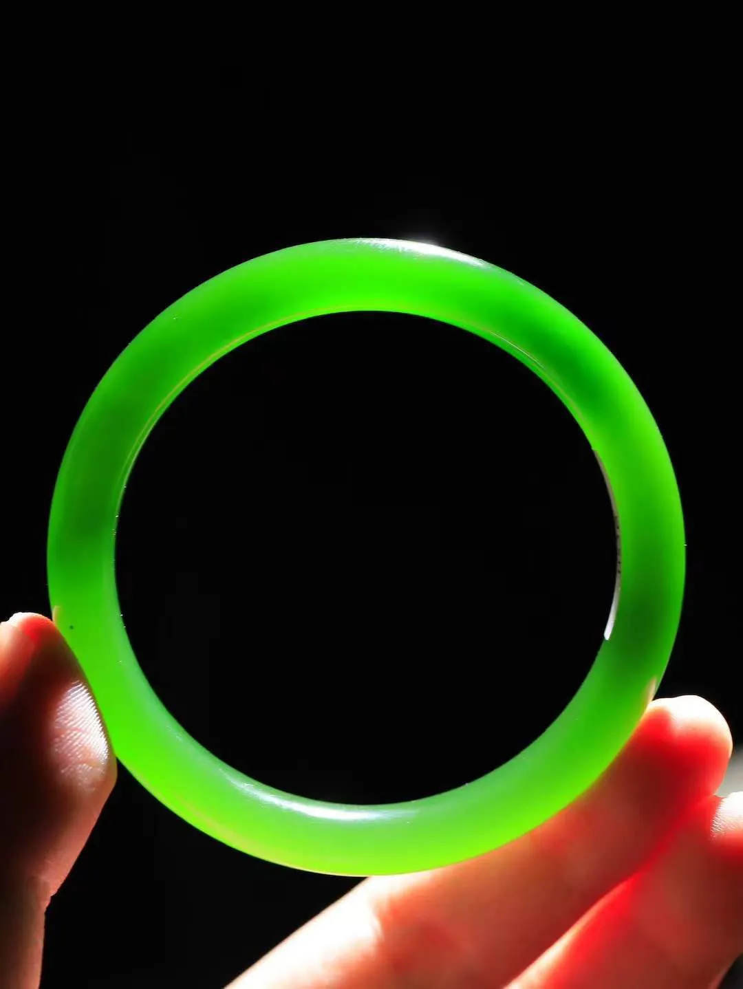 【碧波流转·手镯】

典藏级臻品️和田玉碧玉手镯，玉质细腻温润，手感舒适，️线条流畅，简约大气，美自天成，佩戴于腕间，婉约之美，举手投足间透出那份低调奢华，醉人心扉。
重37.8克 内径圈口56.5mm尺寸9.8-7.8mm  FDA-131101008