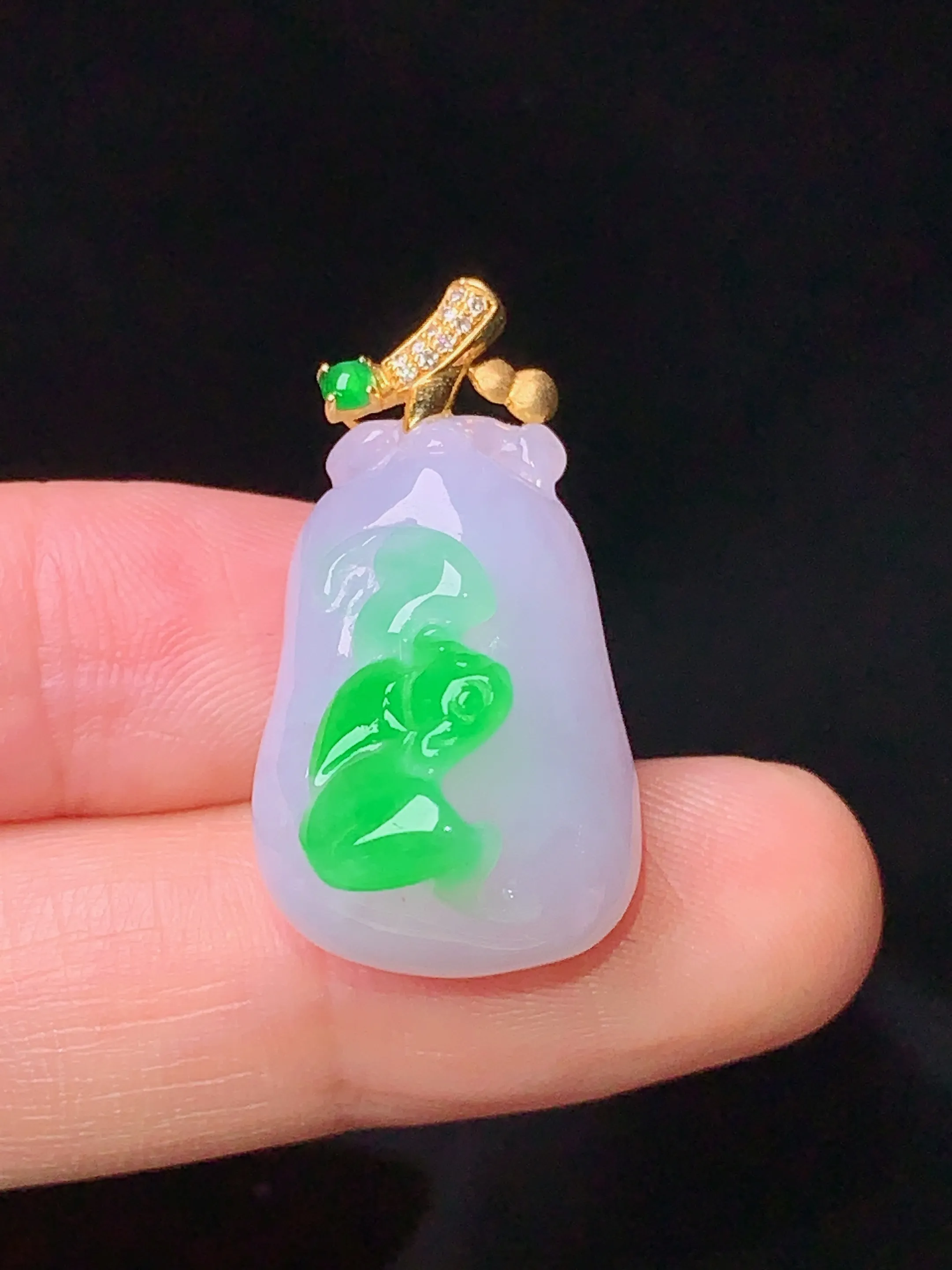 18k金钻镶嵌飘绿福瓜吊坠 玉质细腻 色泽清新艳丽 整体尺寸28.5*15.6*14.3