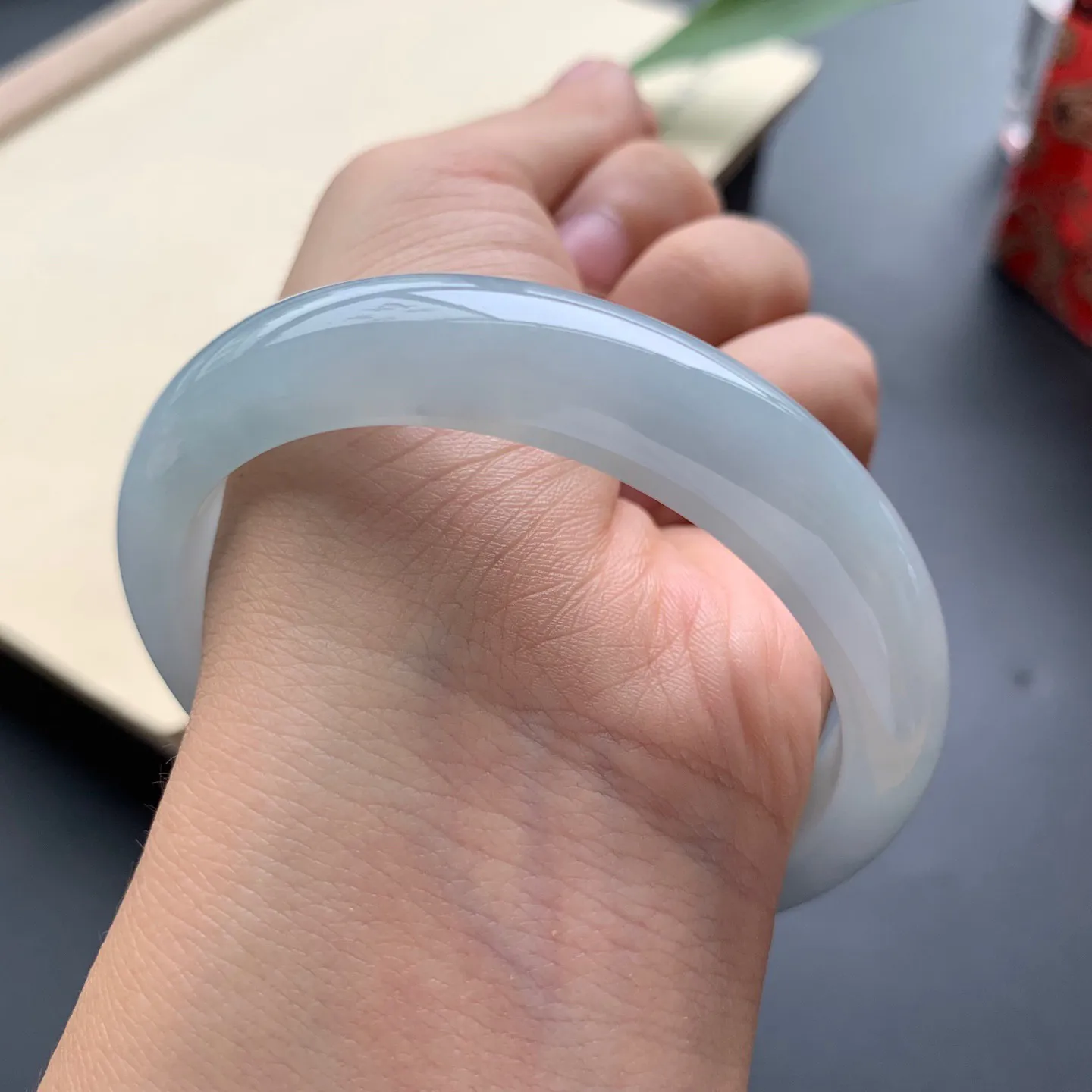 56.3圈口蓝底正圈手镯 尺寸：56.3-11.6-7.5，无纹裂，细腻起胶，水润光滑