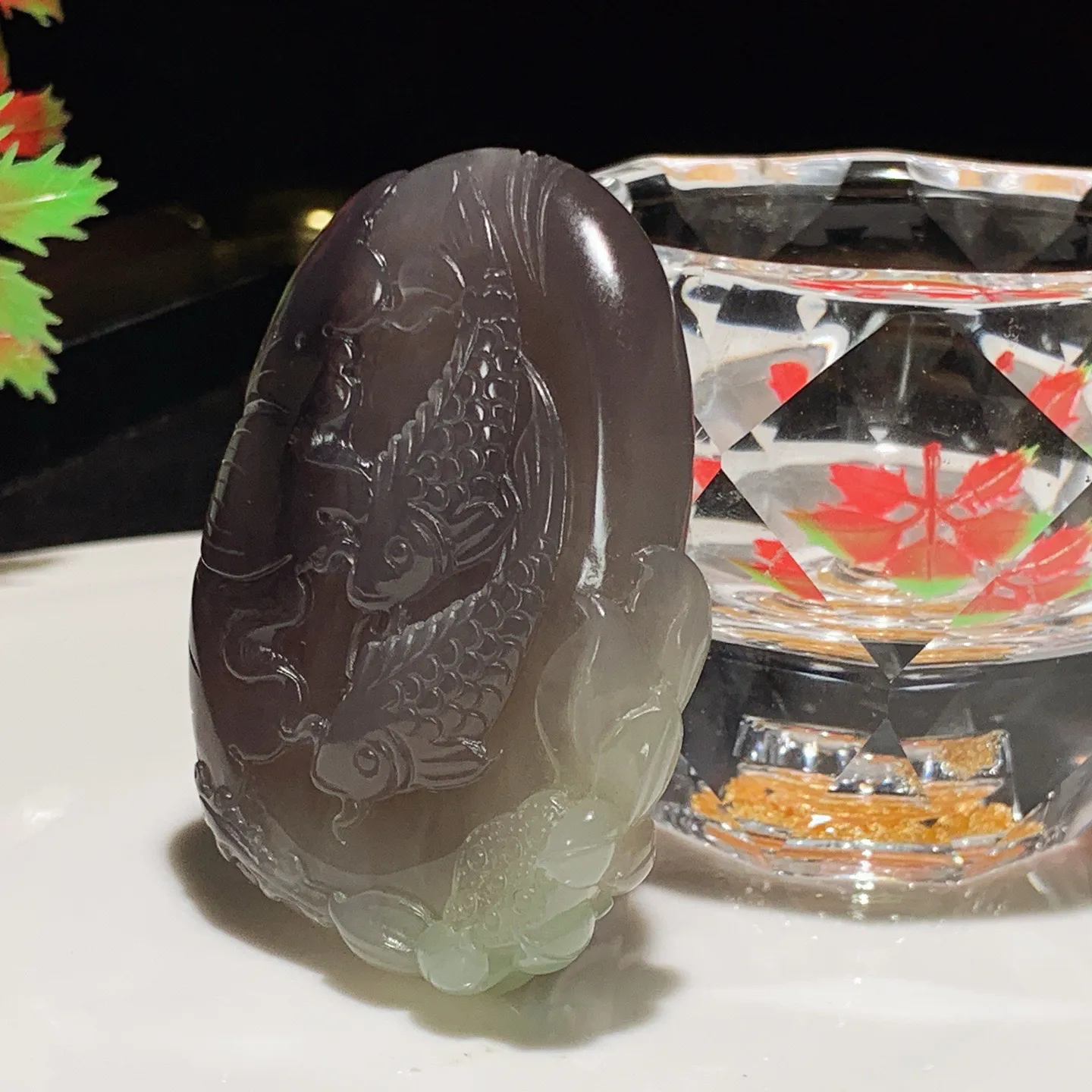 和田玉青海翠翠青连年有余牌子挂件。尺寸57/45/12重56克。玉质细腻油润。手推出油。佩戴高端典雅。lt251110