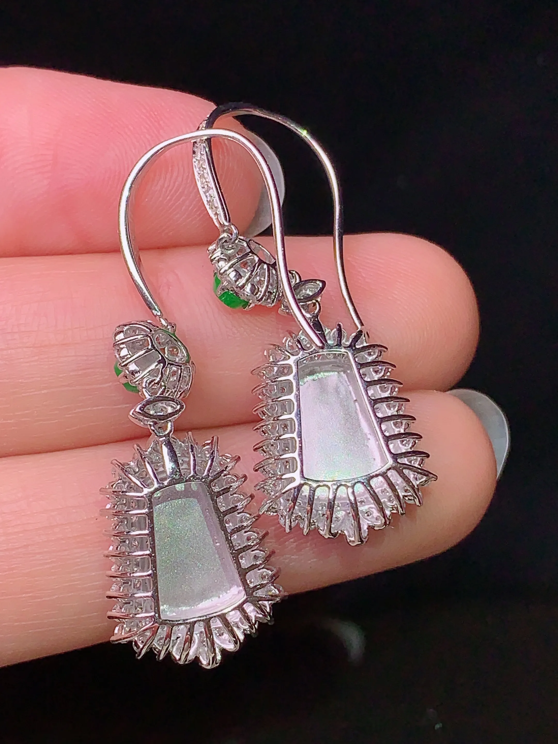 18k金钻镶嵌满绿无事牌耳坠 玉质细腻 色泽清新艳丽 整体尺寸39*12.3*6