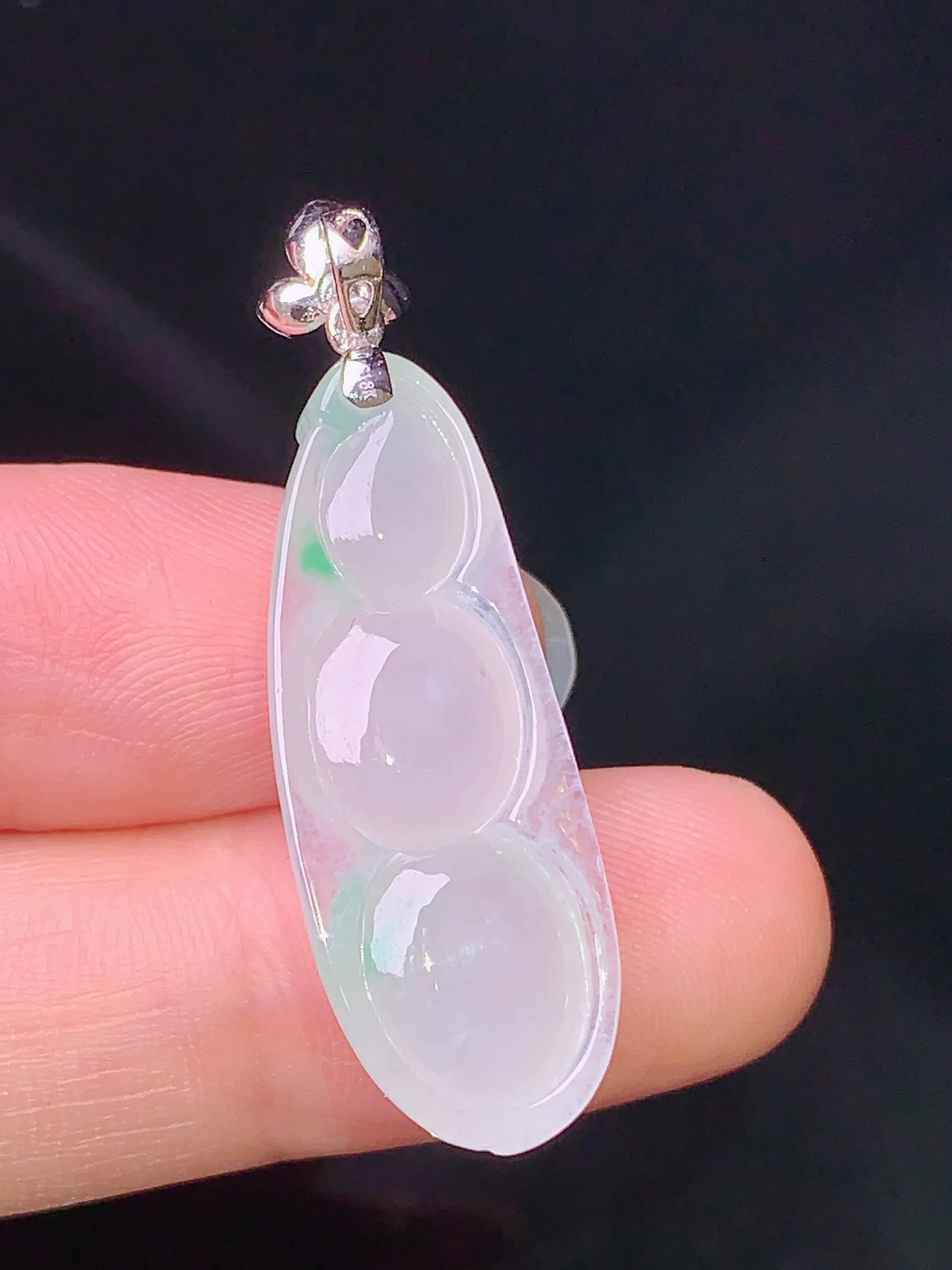 18k金镶嵌飘绿四季豆吊坠 玉质细腻 色泽清新艳丽 整体尺寸38.3*11.5*6