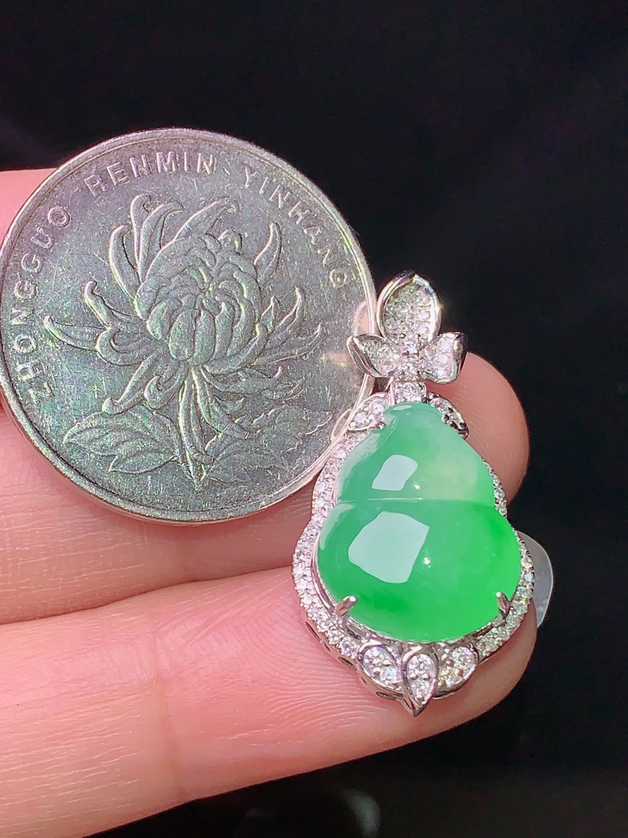 18k金钻镶嵌翠绿葫芦吊坠 玉质细腻 色泽清新艳丽 整体尺寸27.5*14.6*8.9