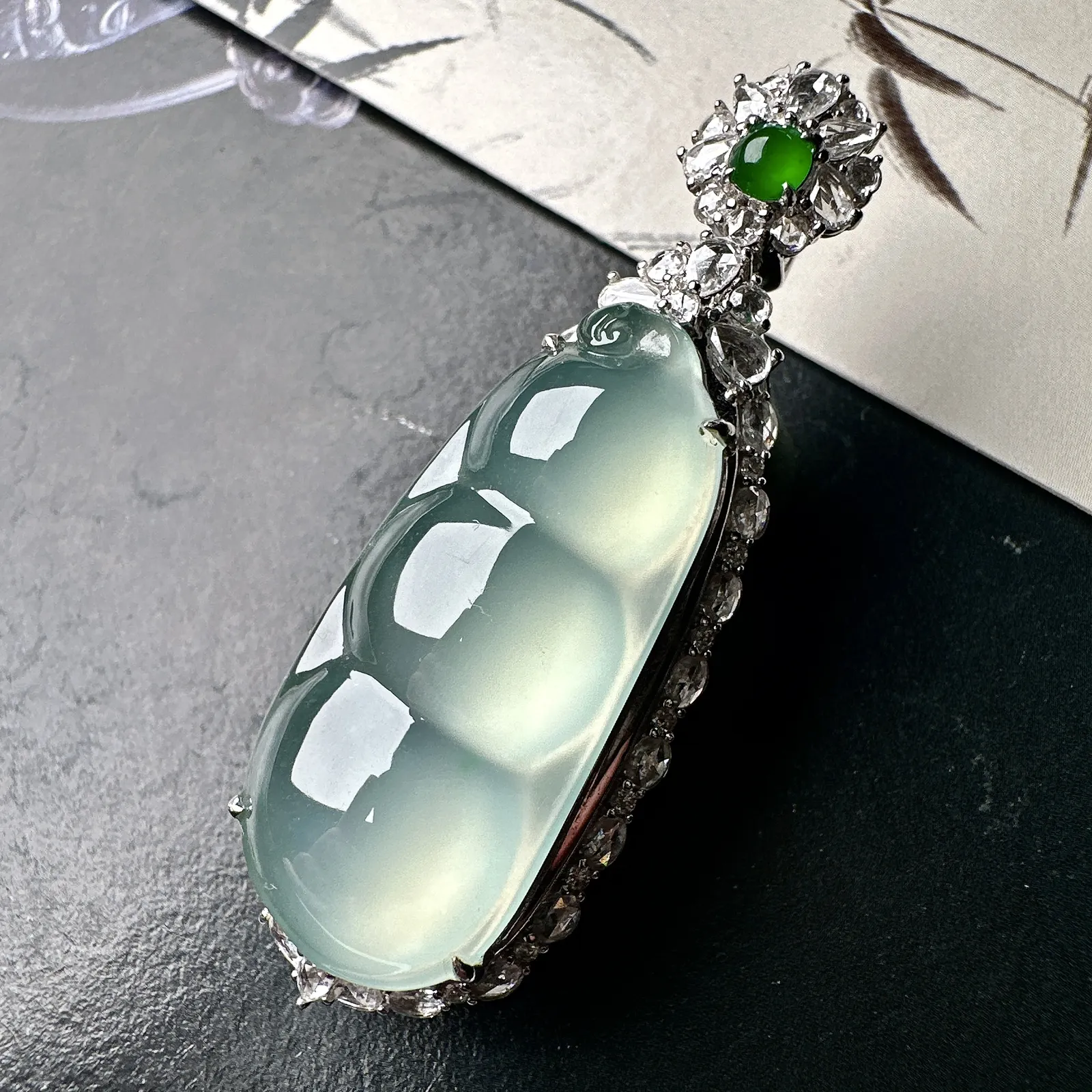 【冰种福豆吊坠】老坑雪花棉，种地上乘，冰感十足，通透起光，饱满圆润，收藏品质，18k金钻镶嵌，裸石尺寸34.7*16*6.3毫米