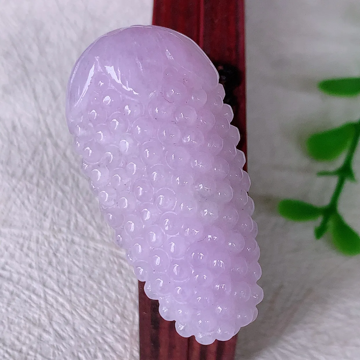 自然光实拍，多子多福葡萄紫罗兰翡翠吊坠，种老水足，雕工精湛 ，寓意美好，佩戴时尚出众！#57.10