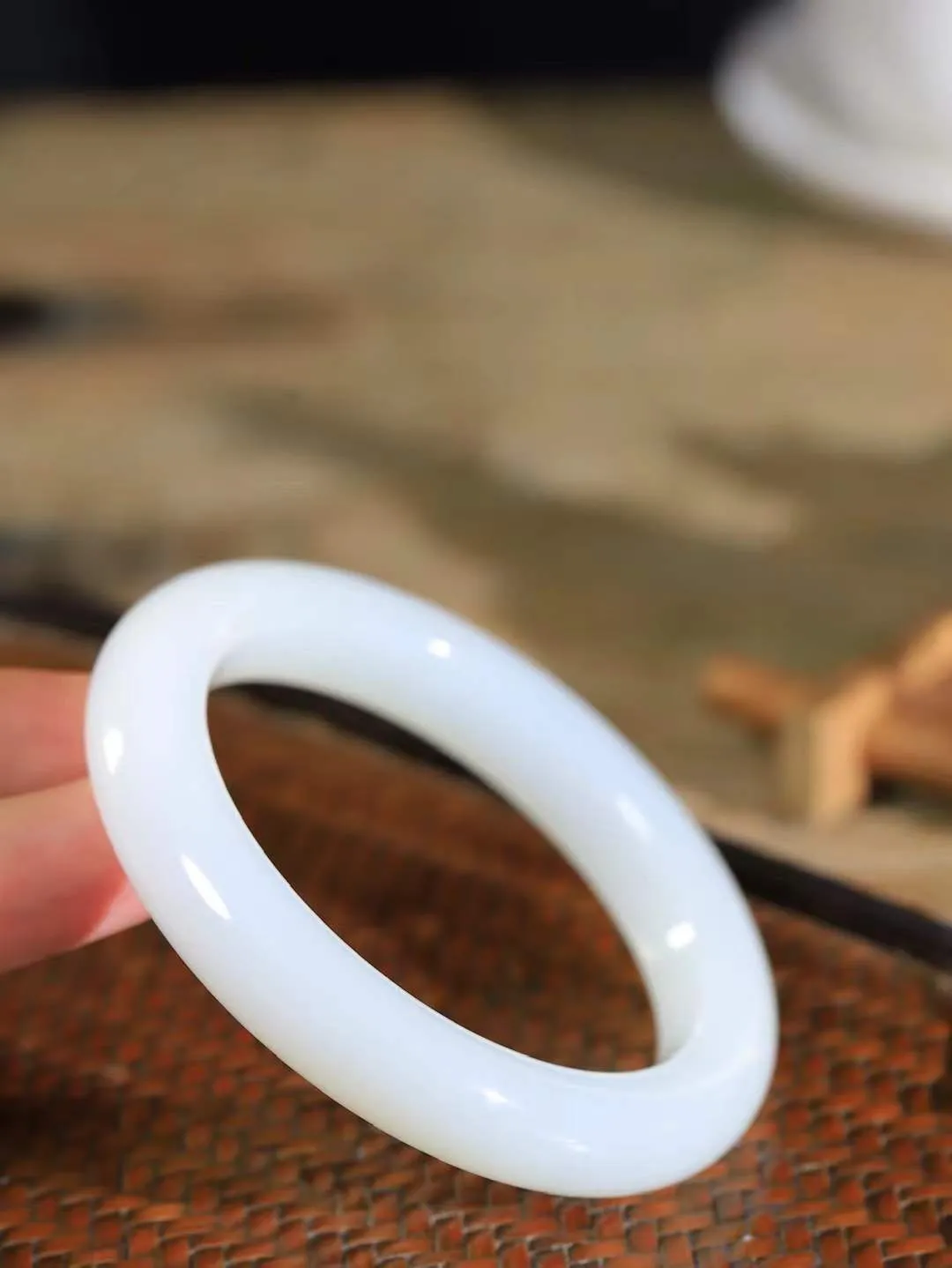 （温柔雅致.手镯）

收藏级臻品️和田玉白玉手镯。镯型饱满，温润细腻，脂润沁香。️执一卷书，沏一盏茶，着一袭裙，戴一只镯。淡淡浅笺，素心若兰，静赏玉中诗画。悠悠岁月，芊手轻摘，盛满诗样芳华。重66.5克   尺寸58.5-12.2-10.4mm    FDL-661101033