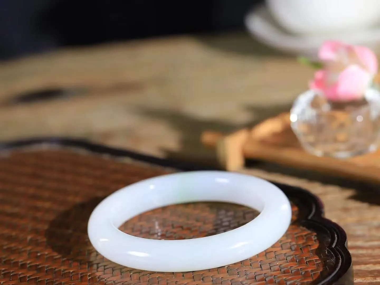 （柔情似水.手镯）

收藏级臻品和田玉白玉飘翠手镯，玉质温润细腻，镯型饱满圆润，优雅知性，姽婳于幽