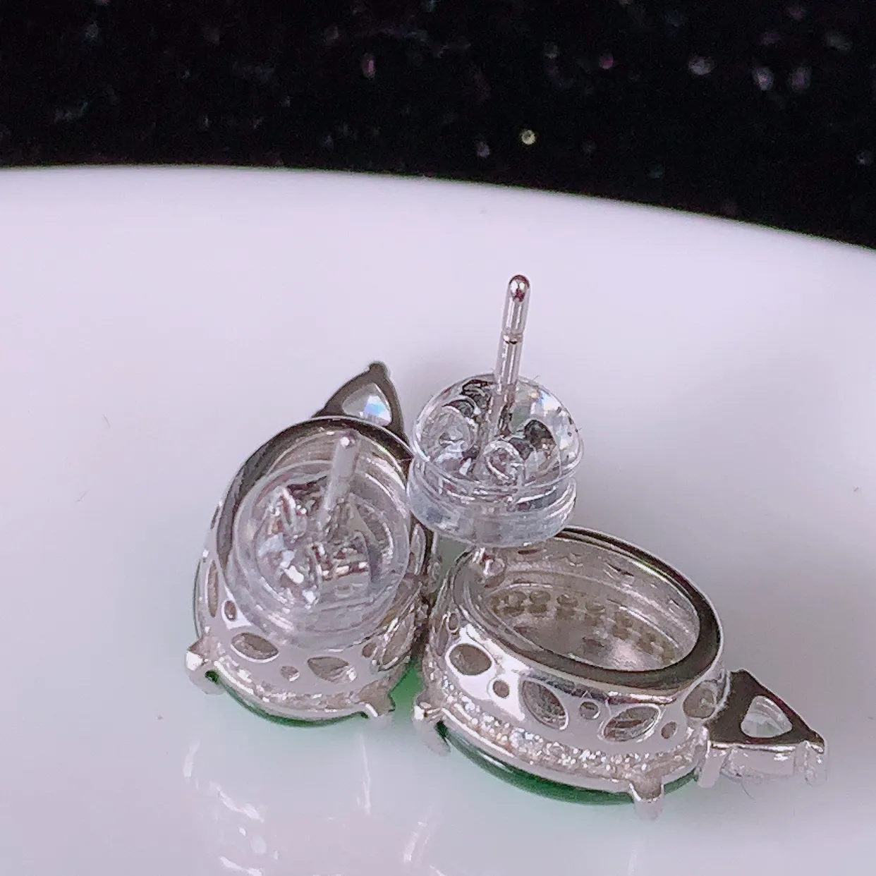 冰透满绿翡翠925银镶嵌耳钉，自然光实拍，翠色灵动，颜色漂亮，种老水足，品相佳，佩戴佳品！#97.10整体18*13.5*8裸石10-8