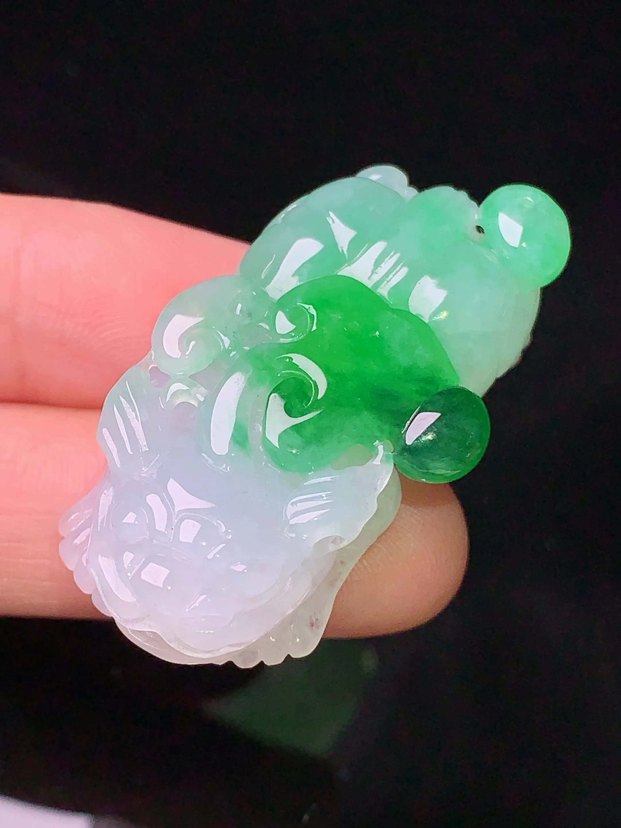 飘绿貔貅吊坠 玉质细腻 色泽清新艳丽 整体尺寸40.8*21.8*11.6