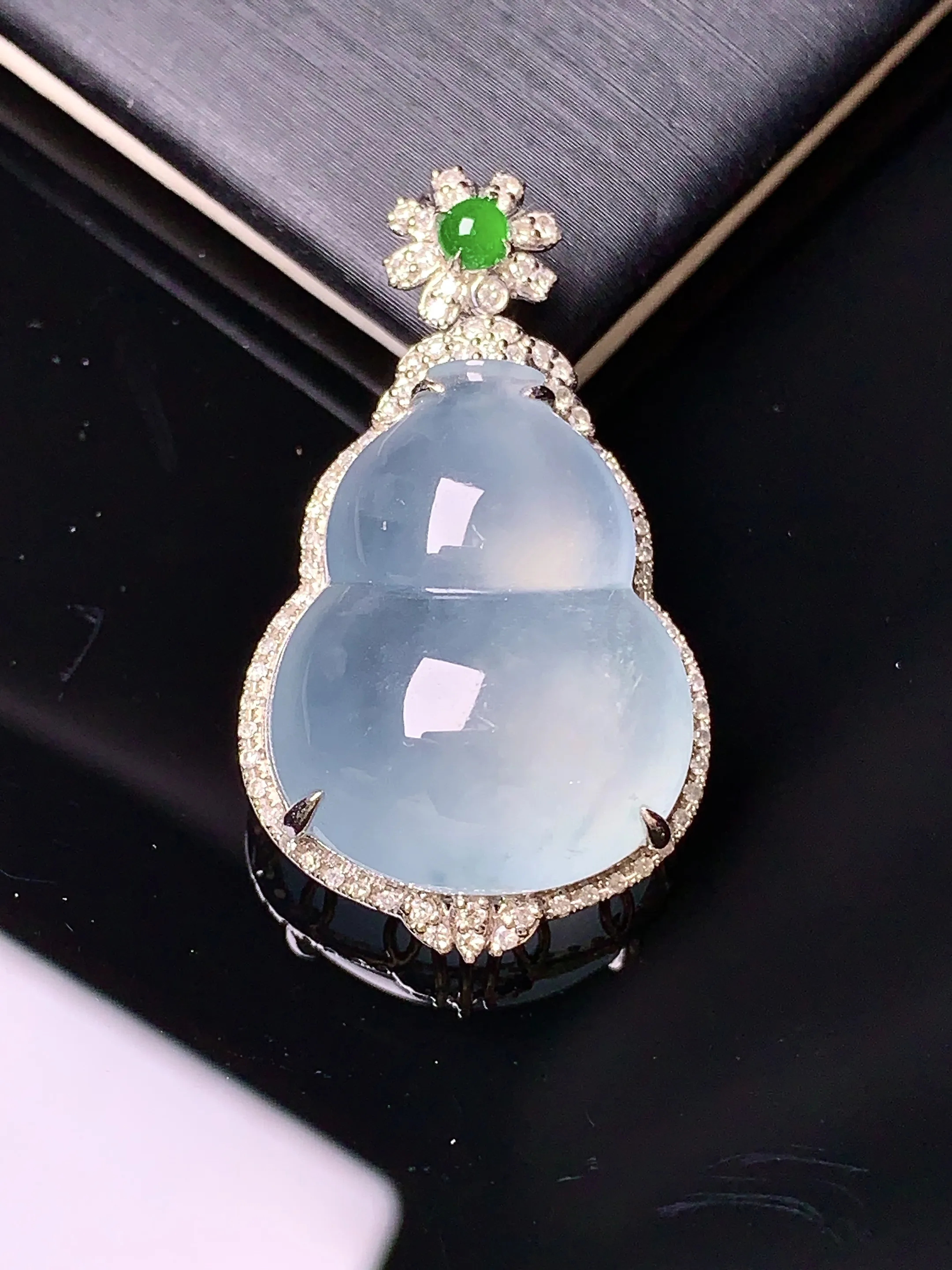 18k金钻镶嵌冰种葫芦吊坠 玉质细腻 色泽清新艳丽 整体尺寸33*18.7*10