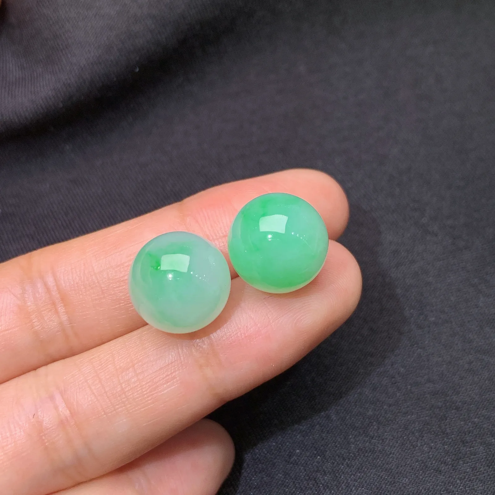 飘绿圆珠一对，冰润色甜，玉质细腻，种水足 直径12.2