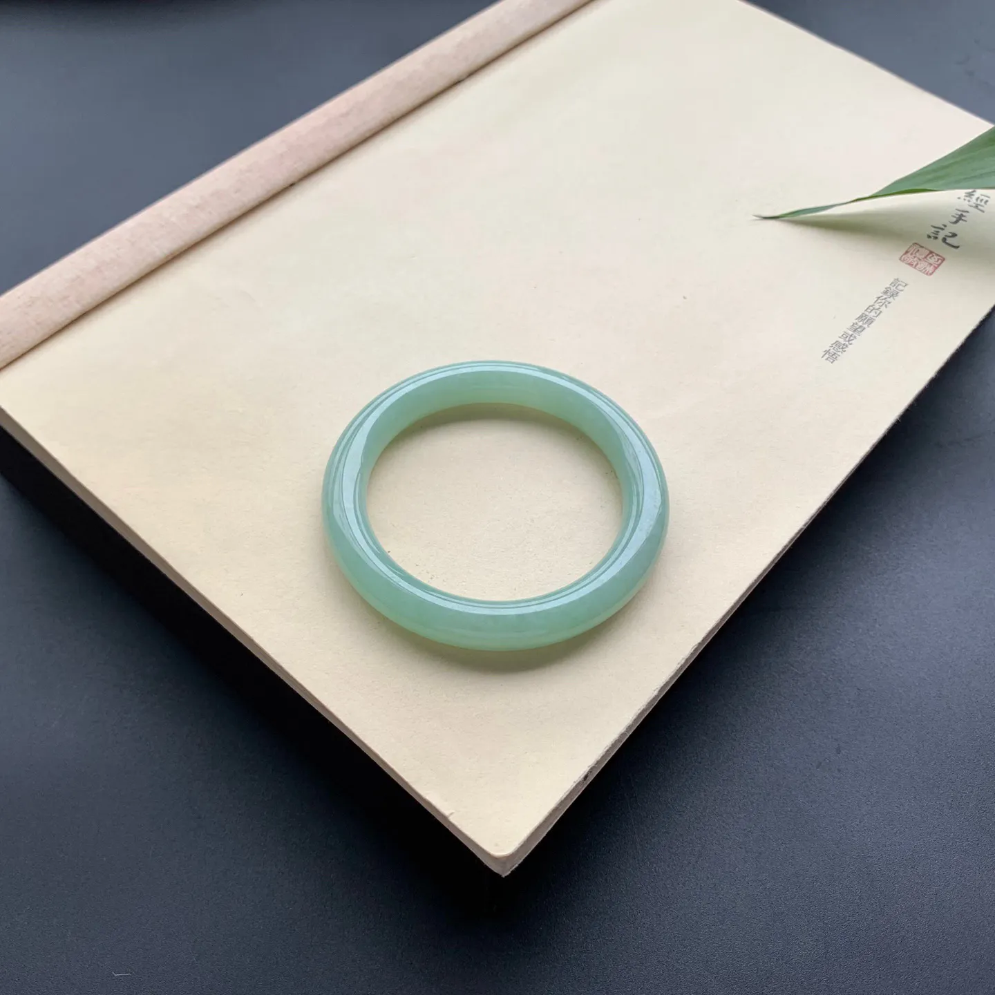 53圈口满色圆条手镯 尺寸：53-9.3-9，无纹裂，细腻光滑，色泽均匀