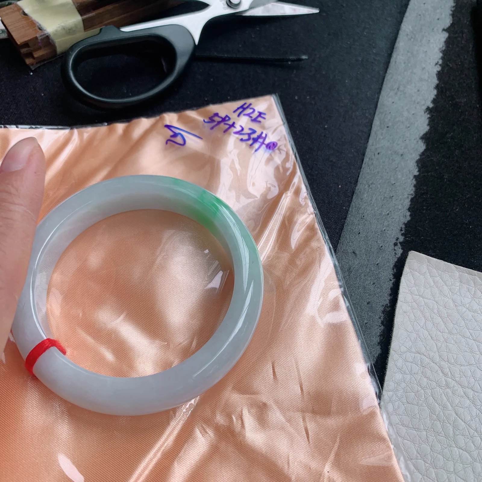 js自然光59*13*9平安镯 缅甸翡翠a货飘绿厚装宽边玉手镯 玉手环