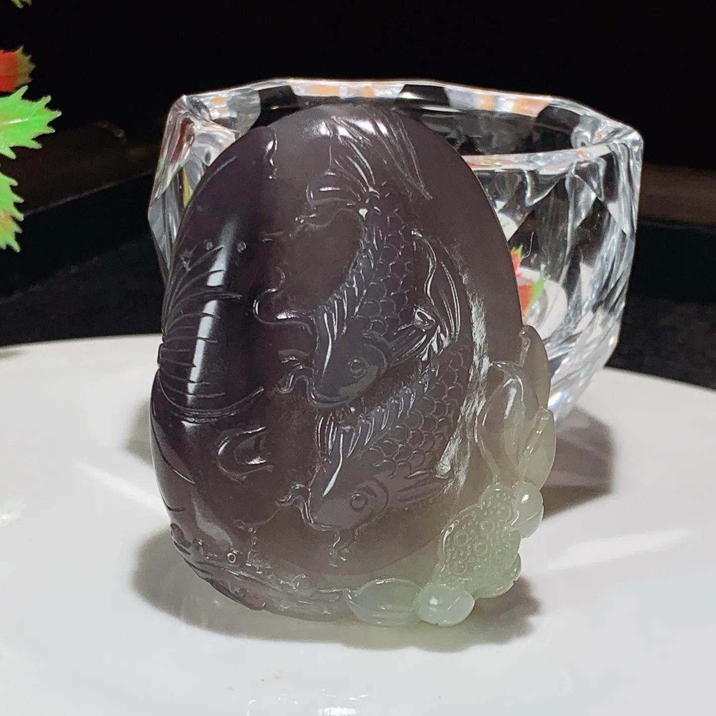 和田玉青海翠翠青连年有余牌子挂件。尺寸57/45/12重56克。玉质细腻油润。手推出油。佩戴高端典雅