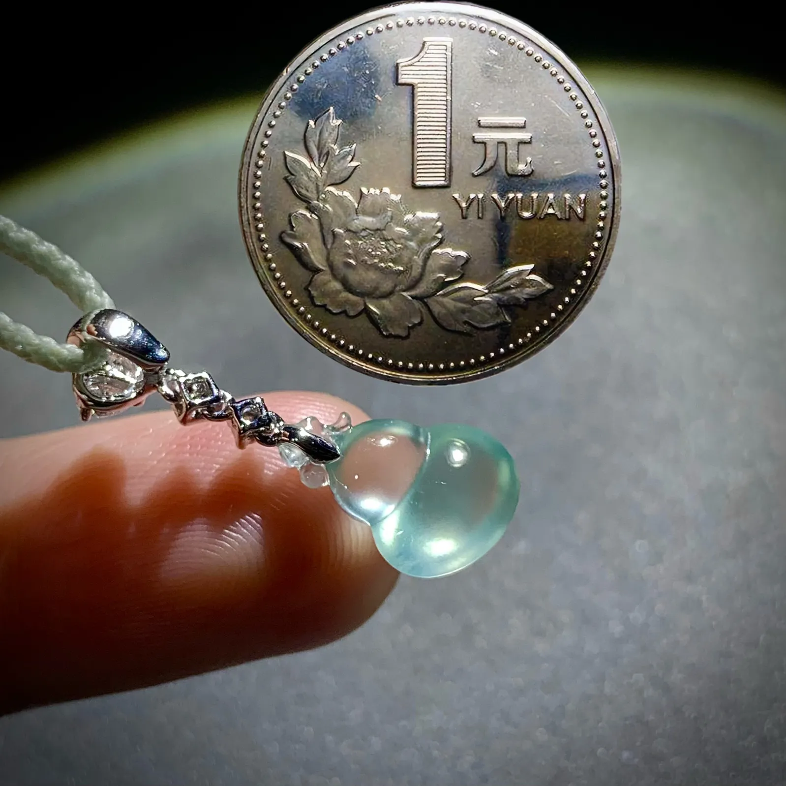 葫芦，25-裸石约12.8-8.5-5mm，
18K金，南非钻，