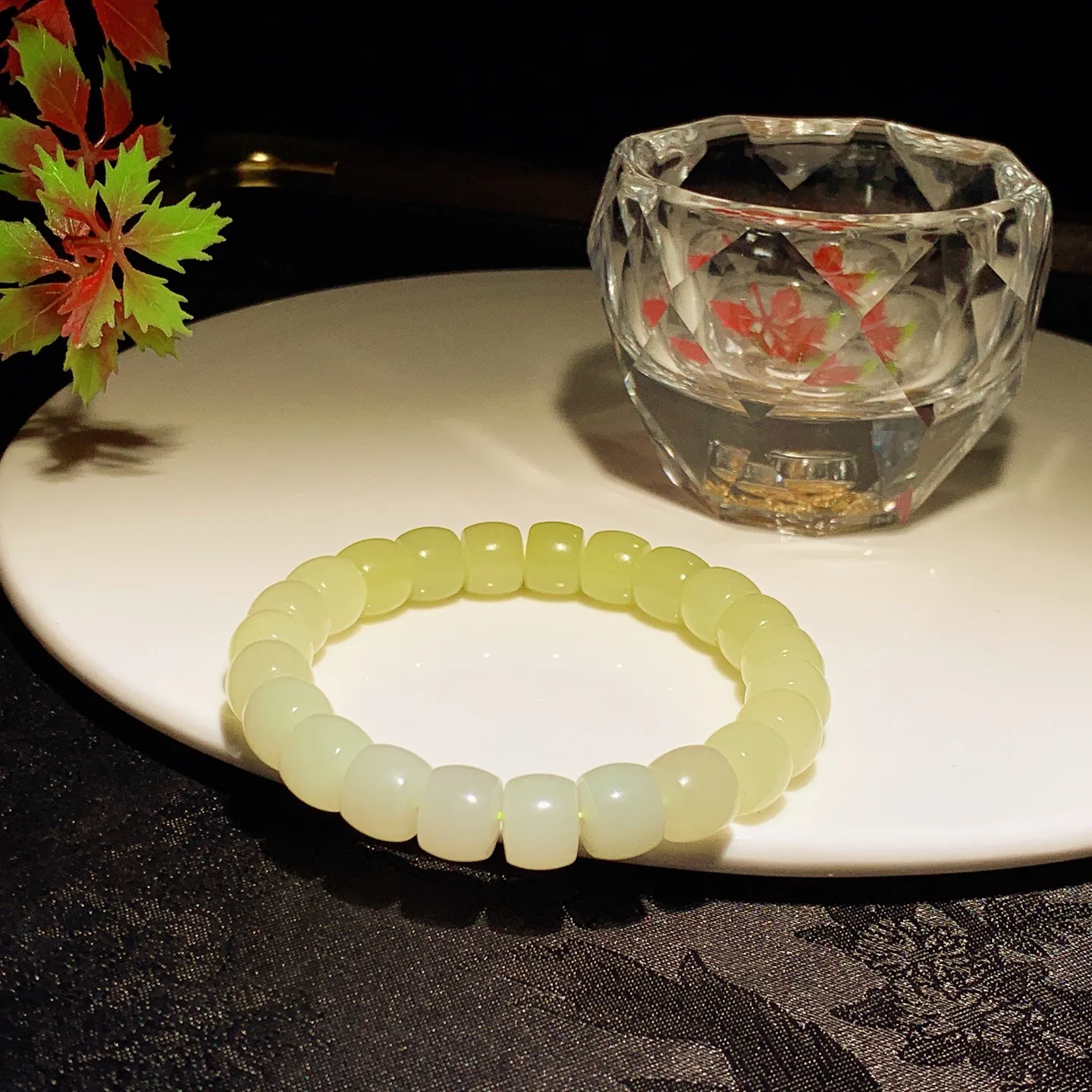 和田玉黄口料直切老型珠手串。单颗尺寸8/10！玉质细腻油润。手推出油。佩戴高端典雅。lt251110