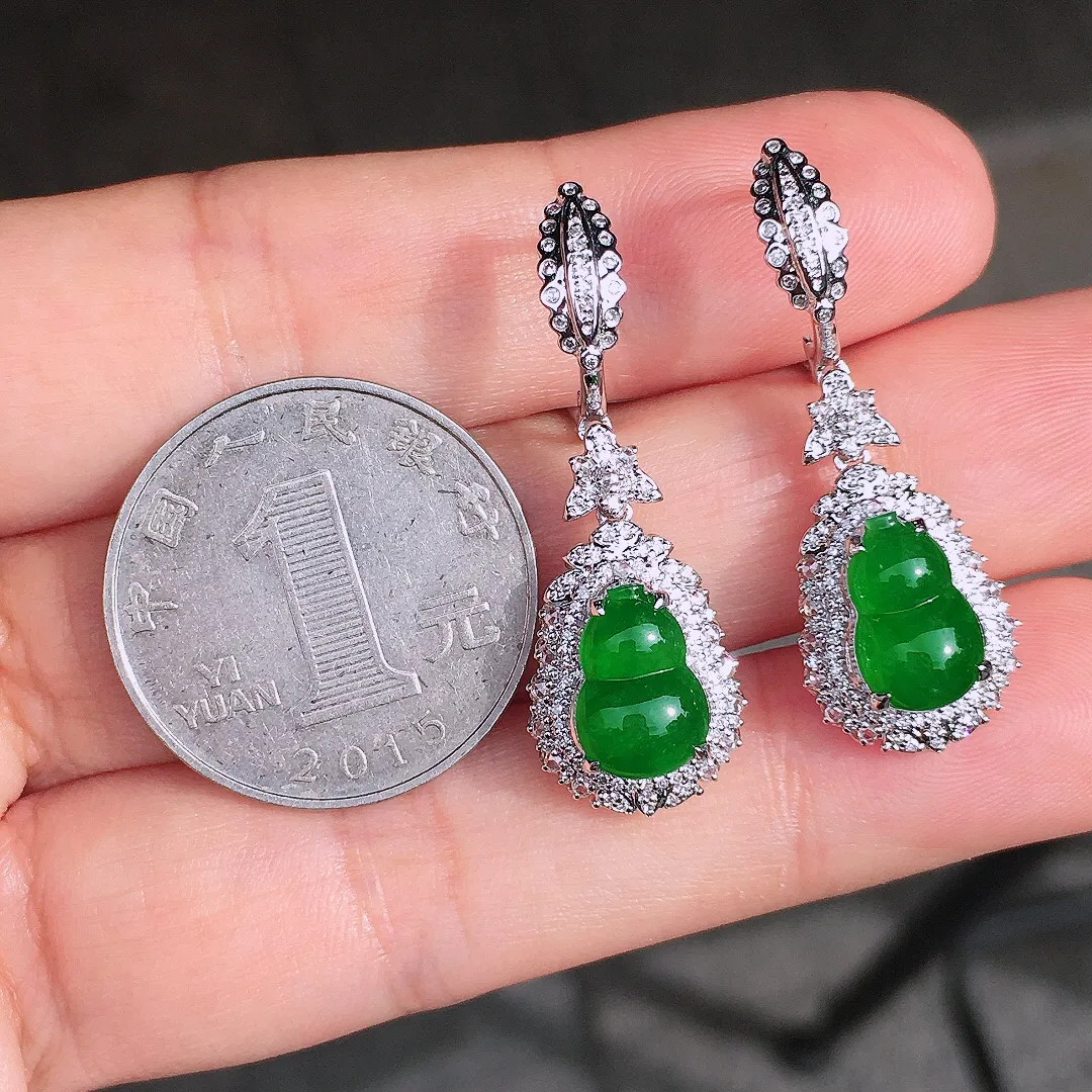 满绿葫芦耳坠，色泽均匀艳丽，玉质细腻，荧光感超
强，饱满圆润，尽显优雅气质，18k
金豪华镶嵌